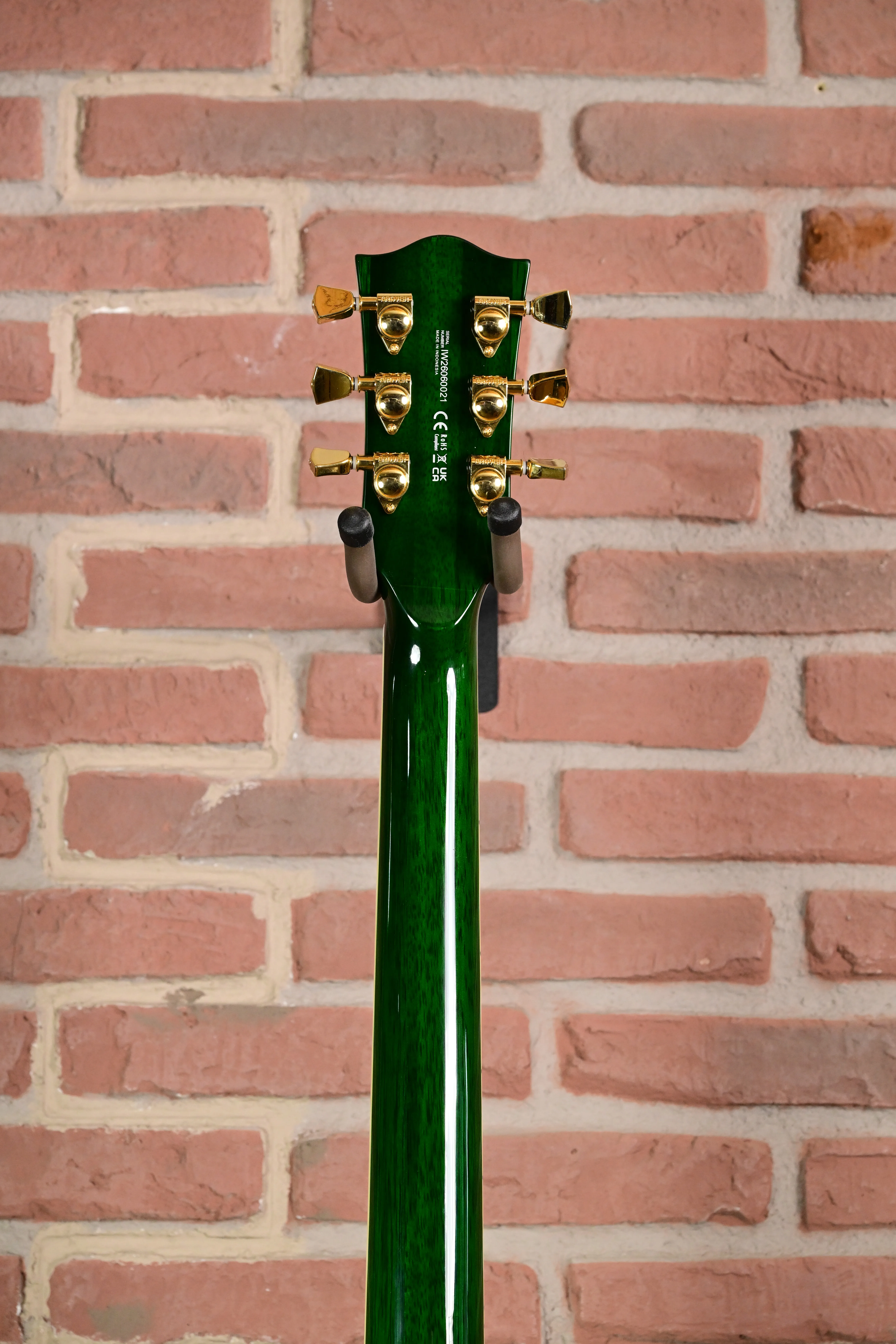 E-Gitarre, Gitarrenhals, grünes Finish, goldene Mechaniken, Hochglanzlack