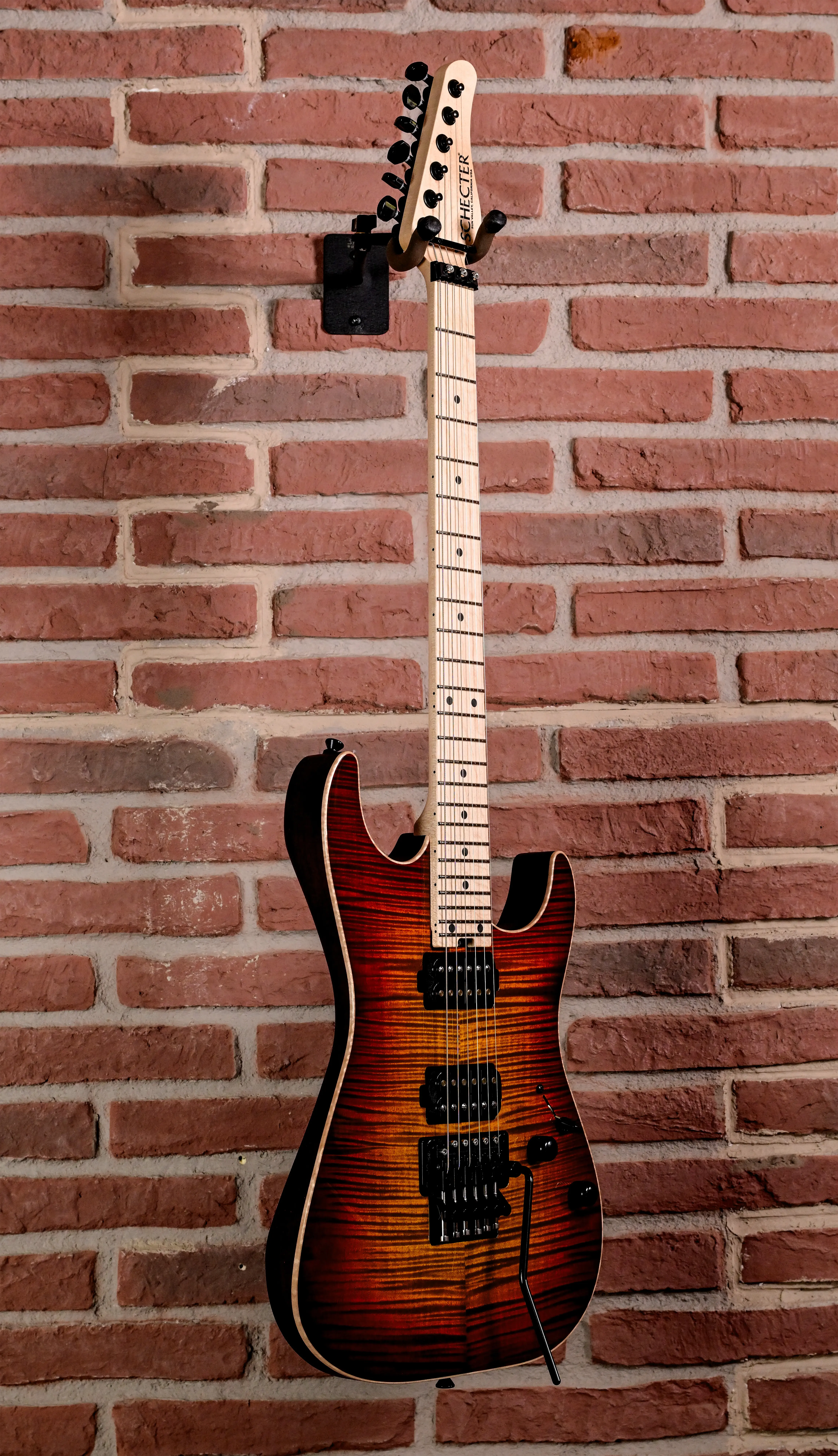 E-Gitarre, Flamed-Maple-Decke, Rot-Schwarz, Ahornhals, Tremolo