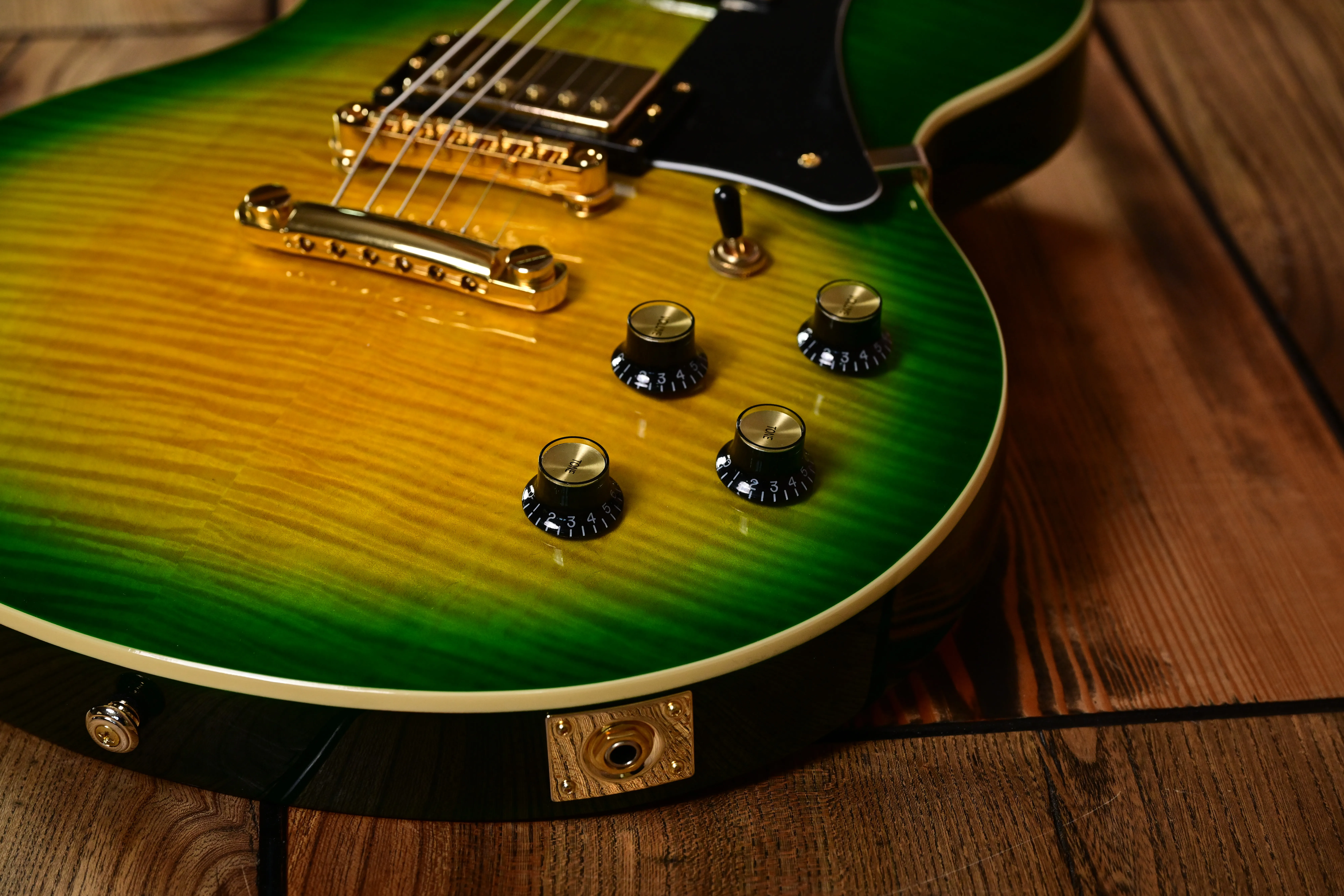 E-Gitarre, Grün-gelber Farbverlauf, Massivholzkorpus, Humbucker-Tonabnehmer, Goldfarbene Hardware