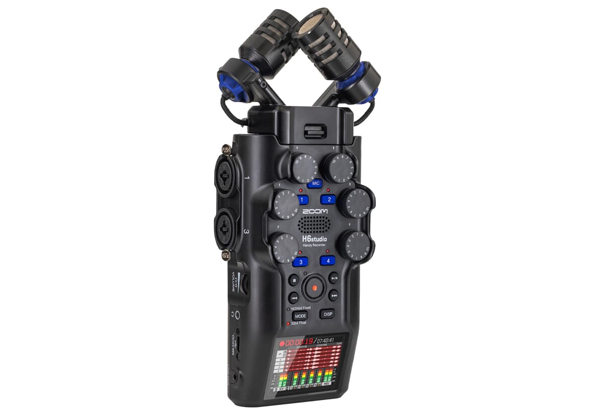 Zoom H6studio mit angeschlossenen Mikrofonen