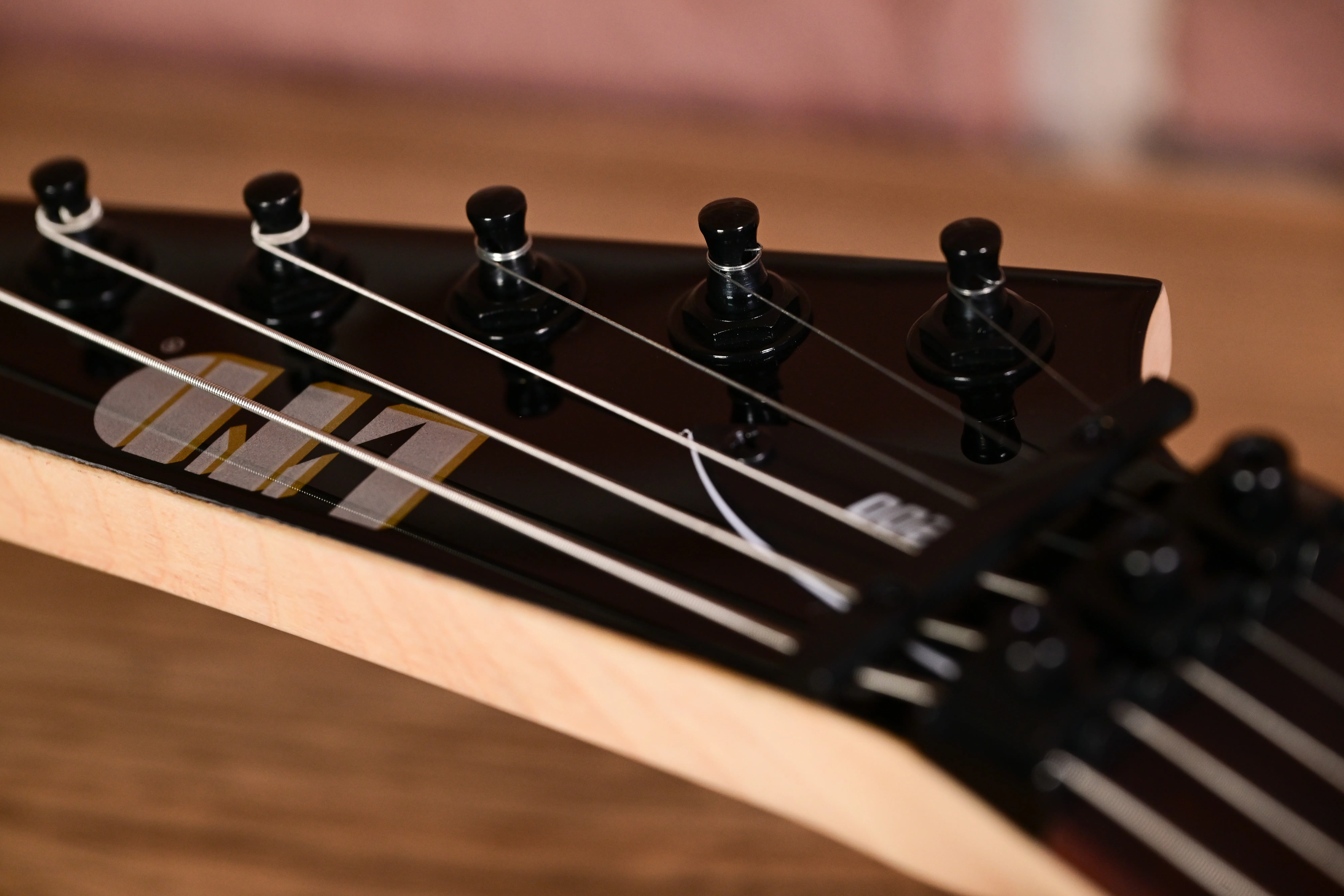 E-Gitarrenhals, schwarzes Griffbrett, helle Holzseite, Metallsaiten, Stimmmechaniken