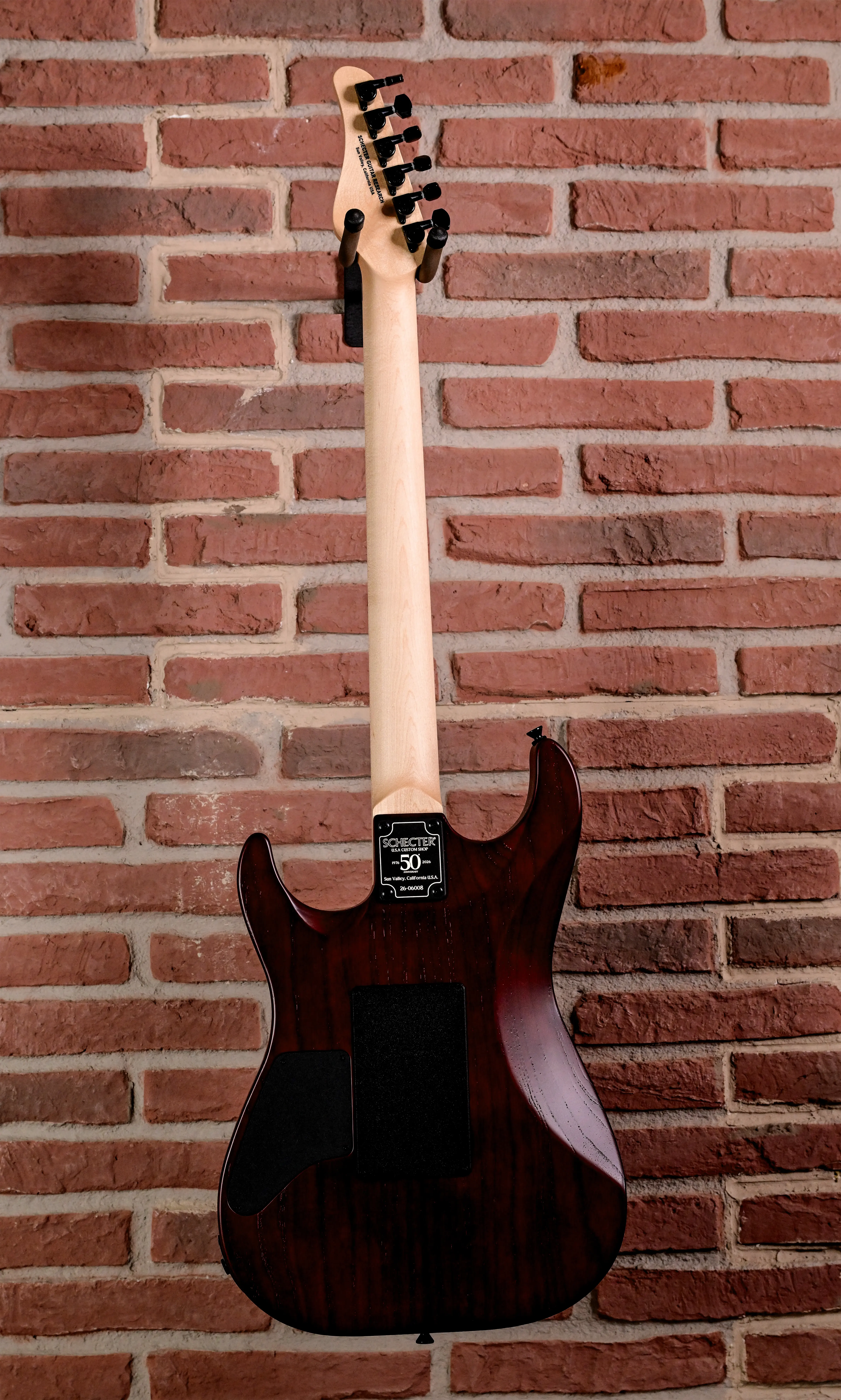 E-Gitarre, Mahagonikorpus, dunkelbraun, Ahornhals, schwarze Hardware