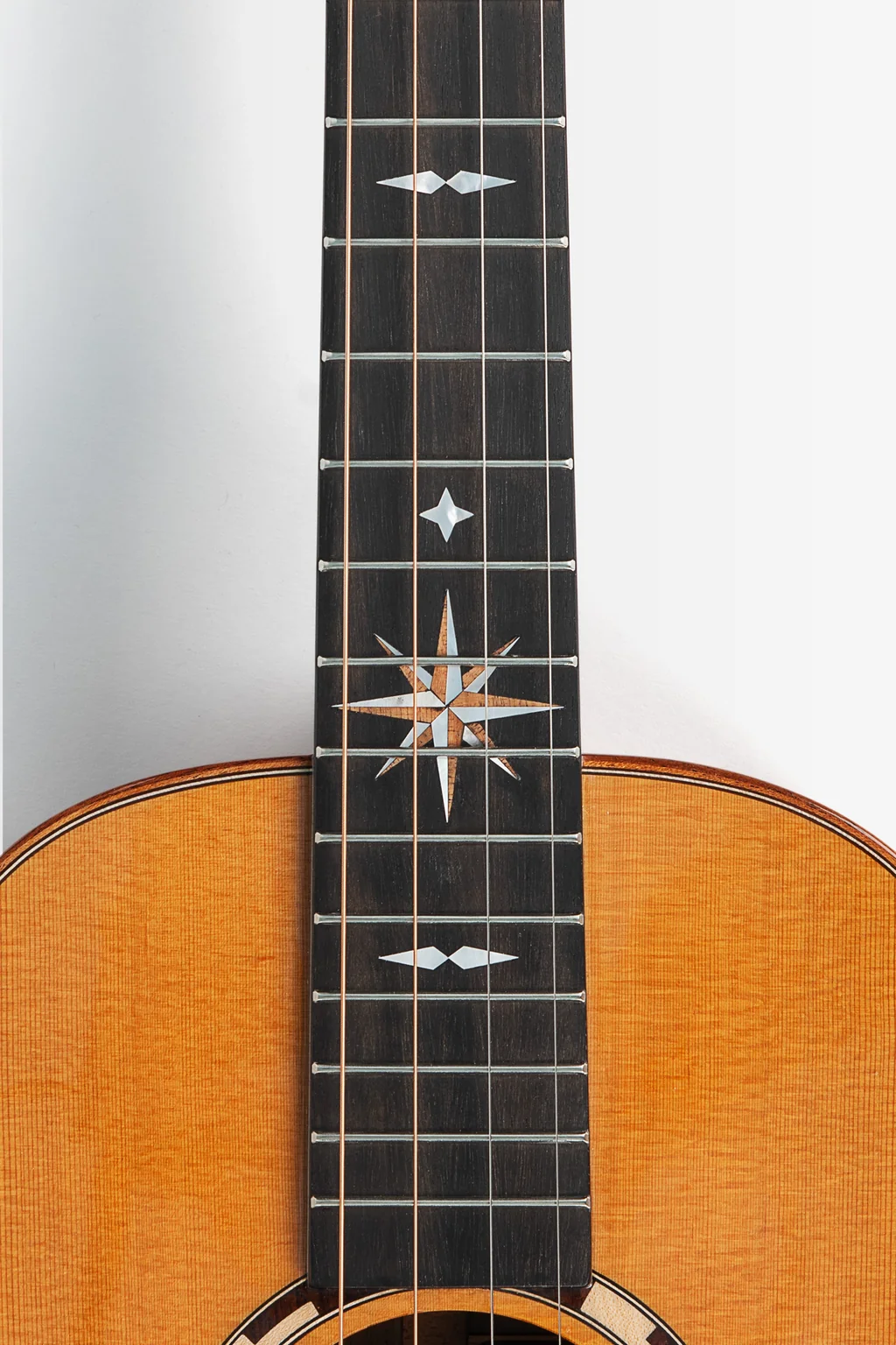 Waypoint Cedar Acacia Grand Baritone mit EQ und Hardcase