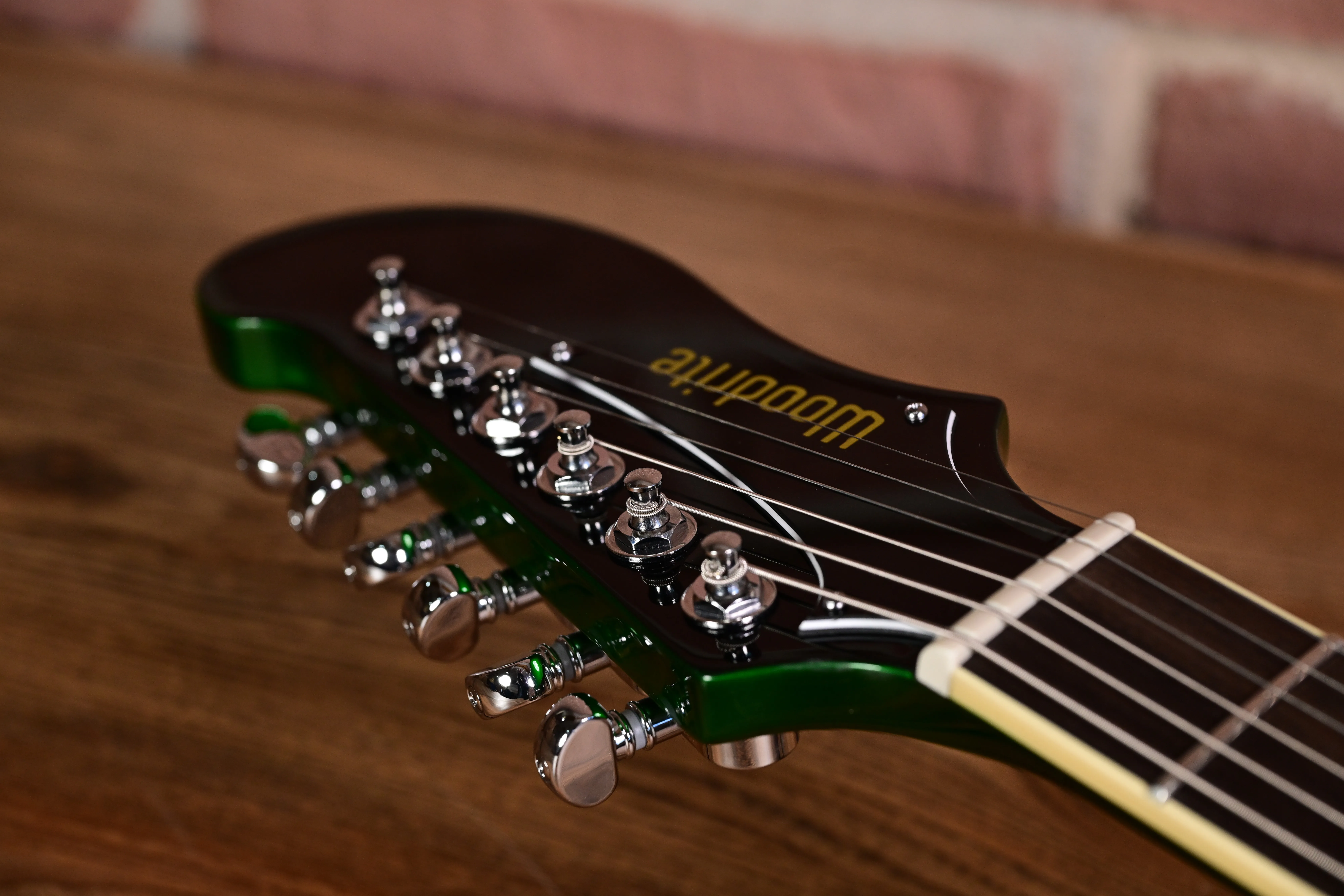 E-Gitarre, grüner Korpus, Gitarrenhals, Chrommechaniken, sechs Saiten
