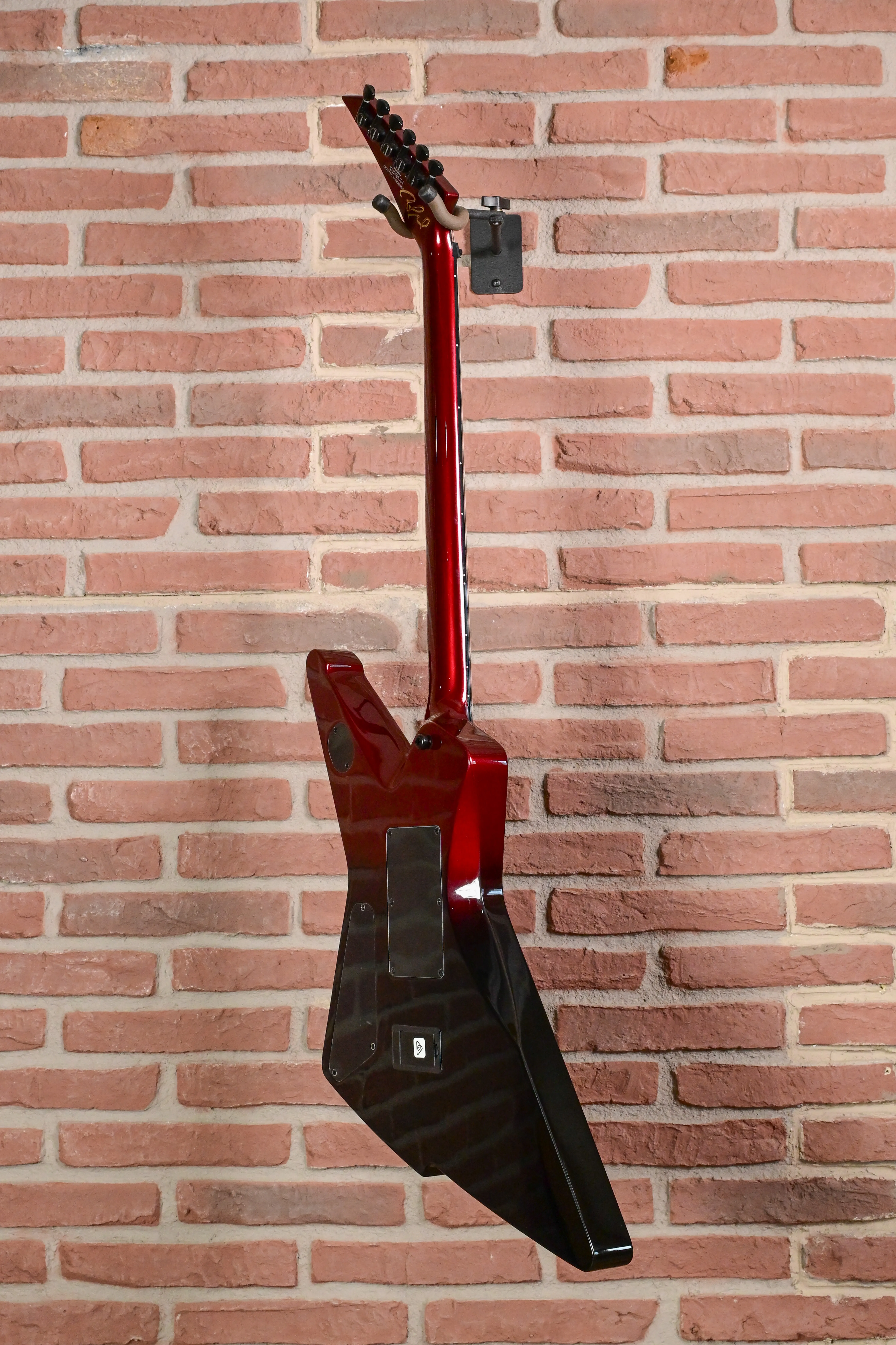 E-Gitarre, roter Korpus, schwarze Rückseite, Flying-V-Form, massiver Korpus