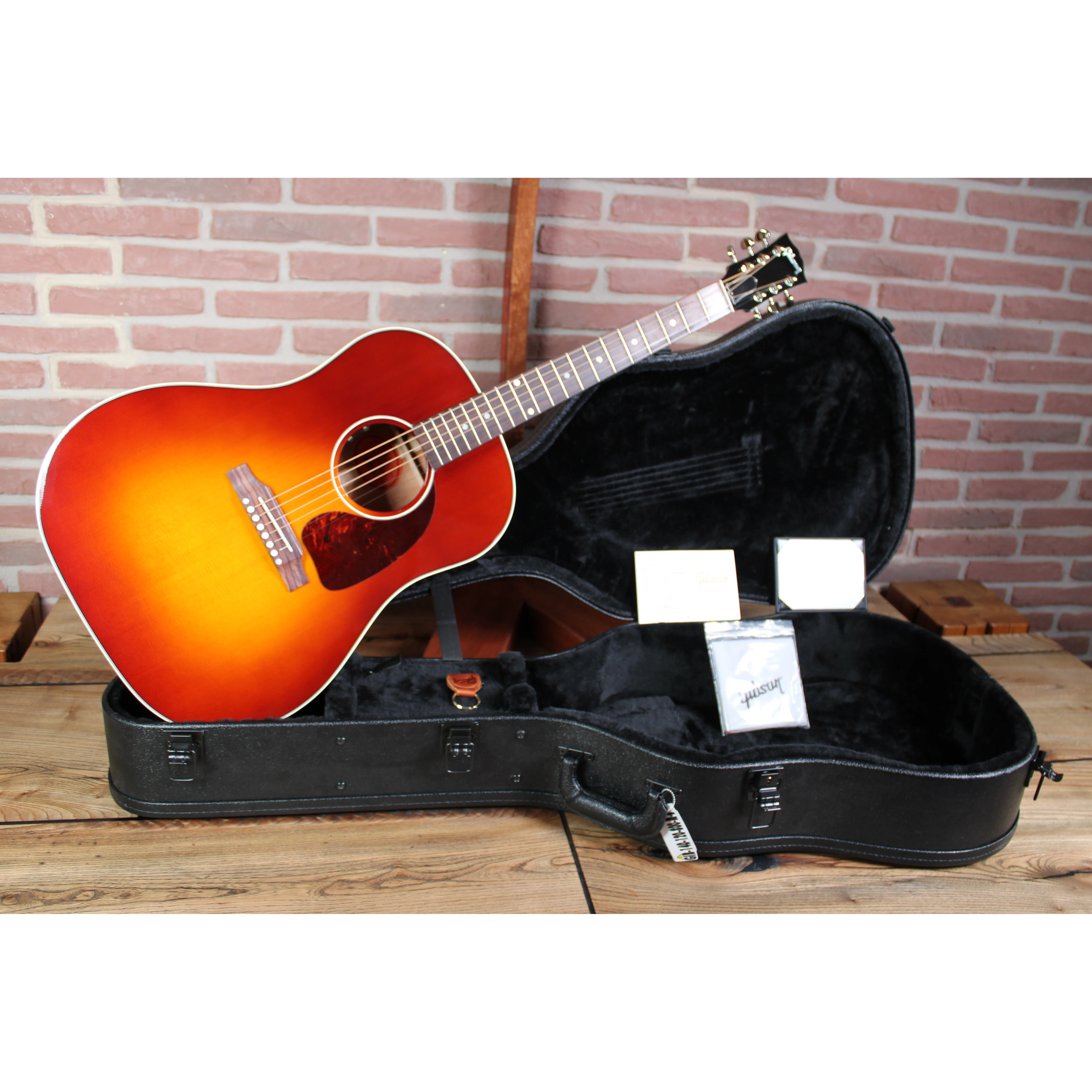 Gibson J-45 Standard Custom Shop Autumnburst Gloss Limited im Koffer