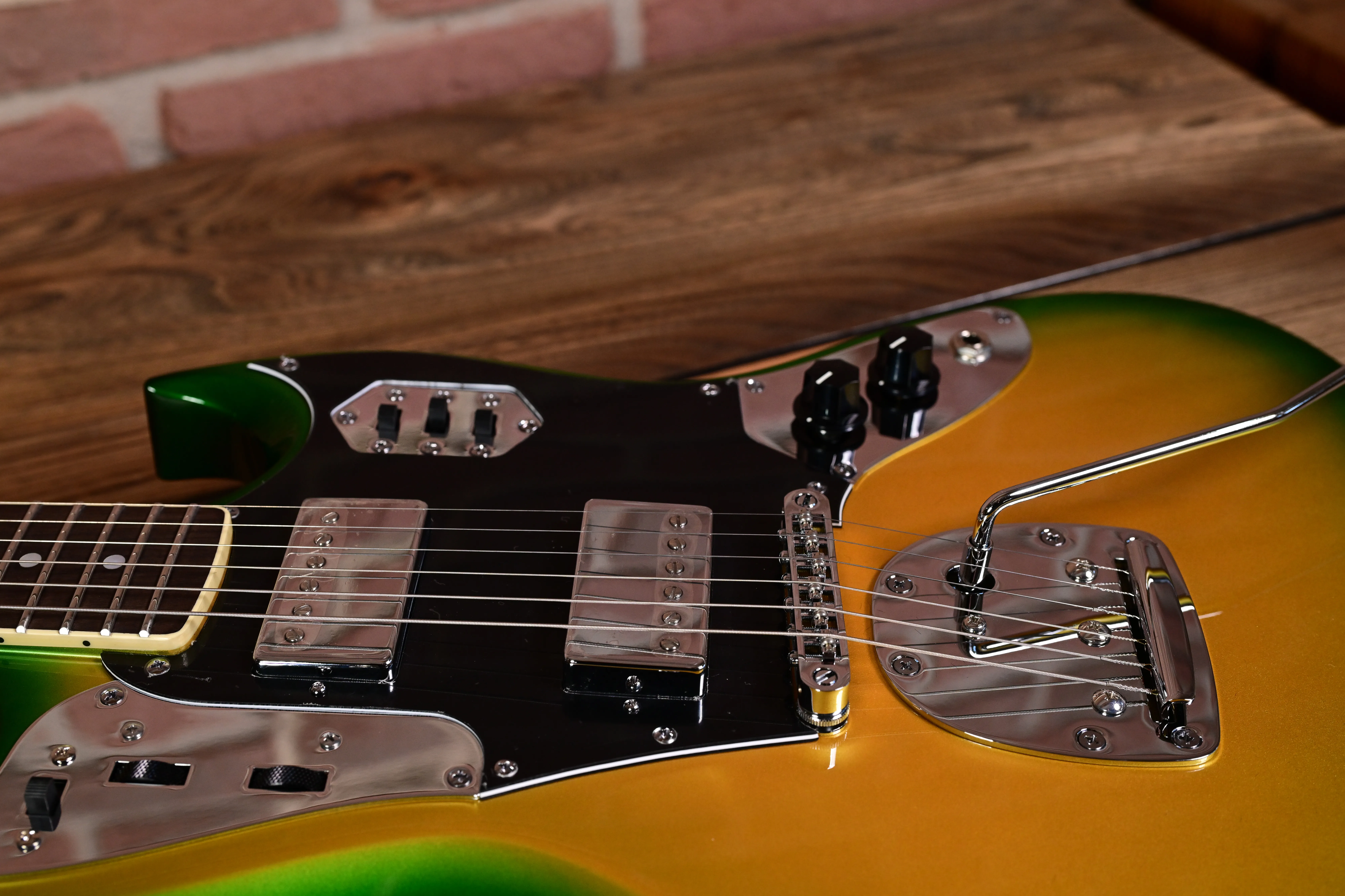 E-Gitarre, Grün-gelber Farbverlauf, Doppelspulen-Tonabnehmer, Chrom-Hardware, Tremolohebel
