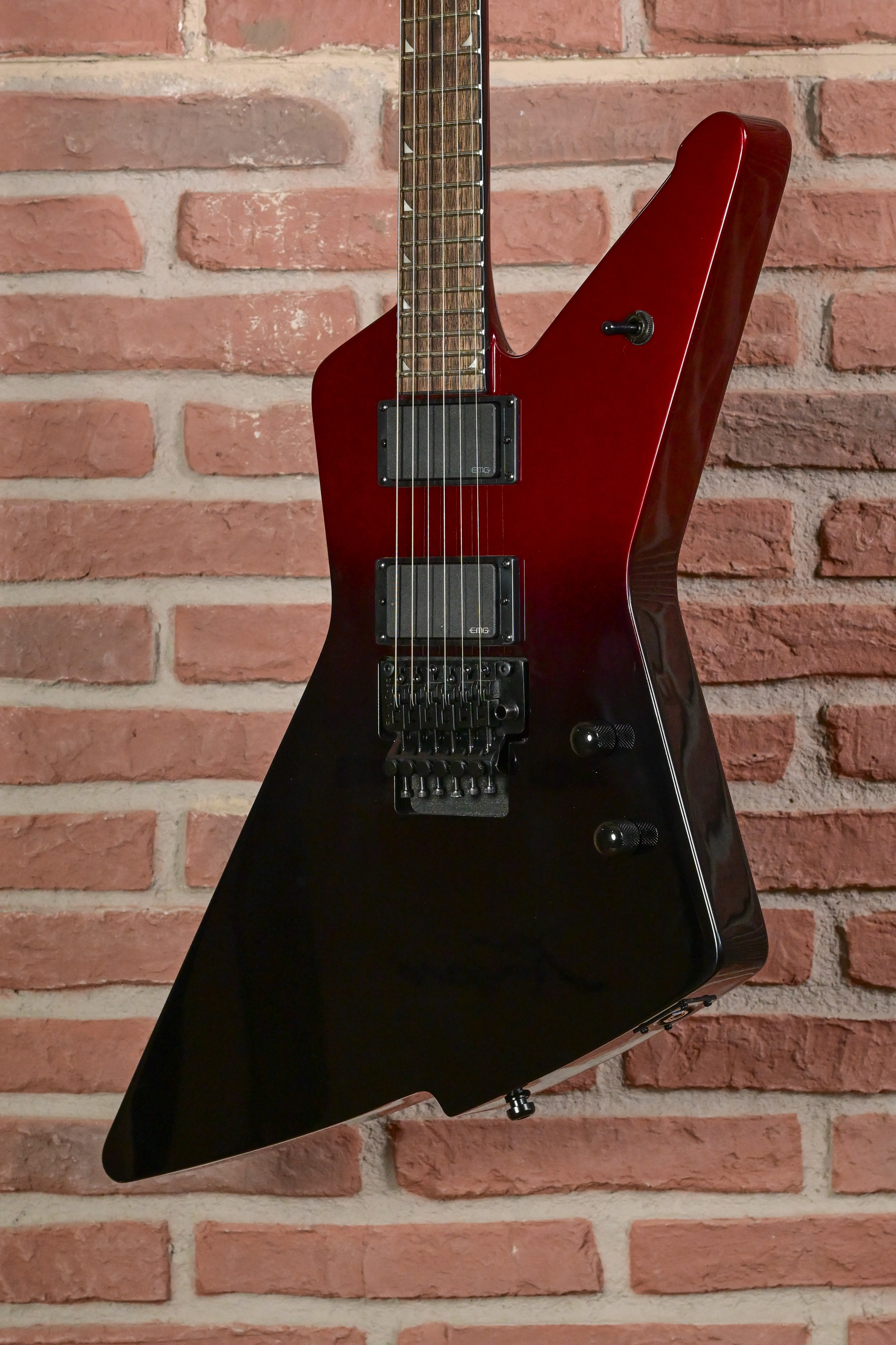 E-Gitarre, kantiger Korpus, rot-schwarzer Farbverlauf, Doppel-Humbucker, Tremolo-System