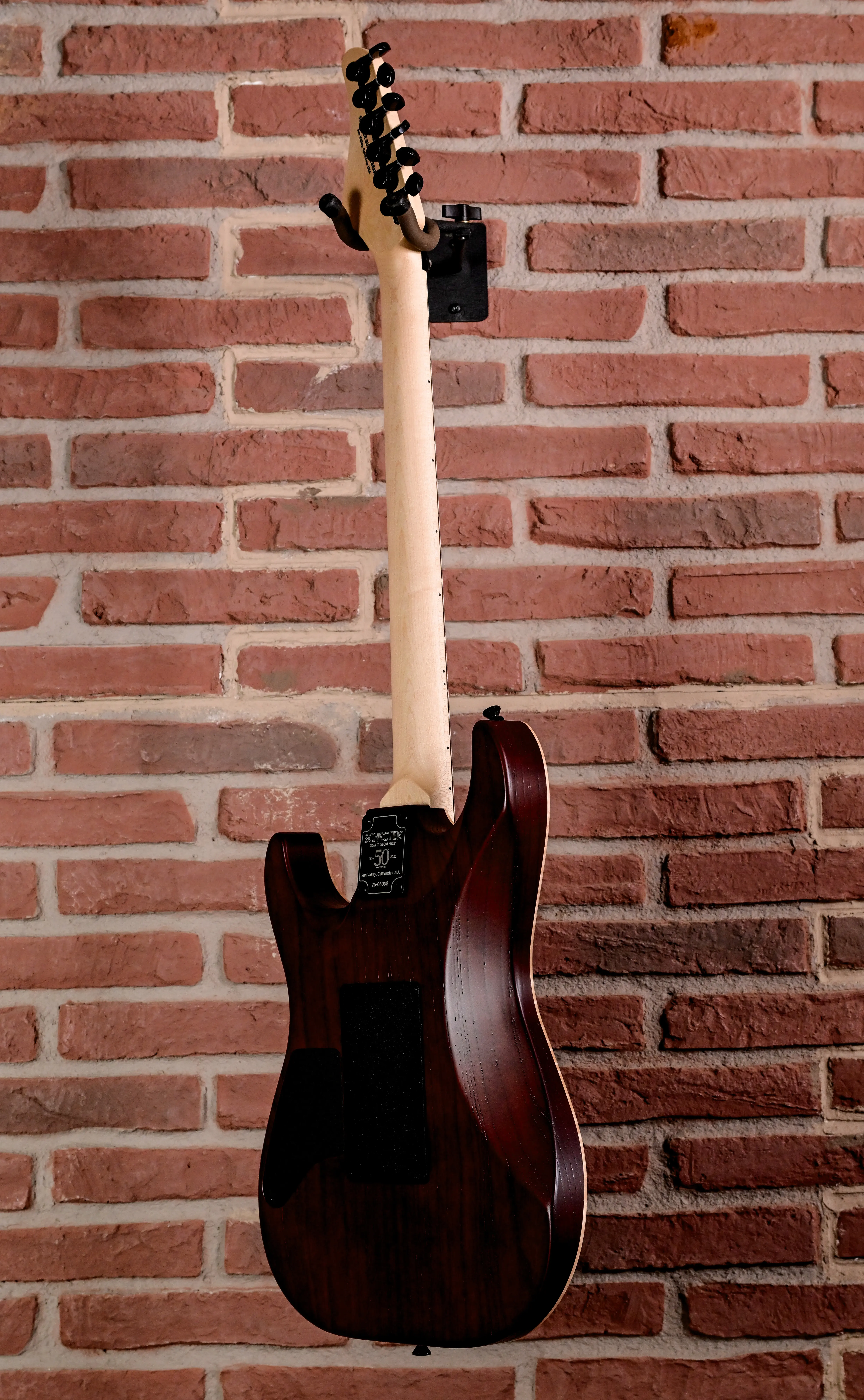 E-Gitarre, Mahagonikorpus, braunes Holz, schwarze Hardware, geschraubter Hals