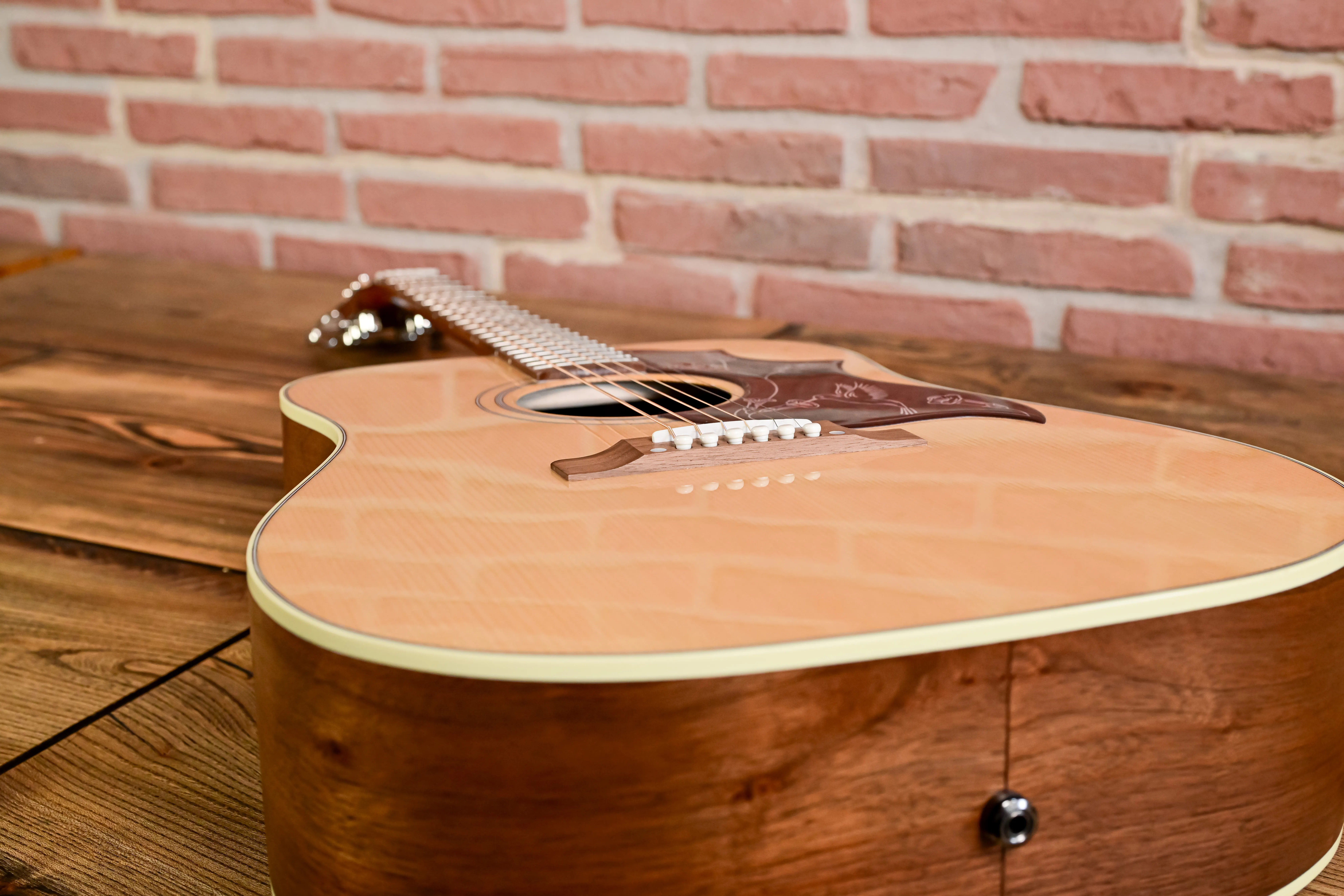 Hummingbird Studio Walnut  Natural