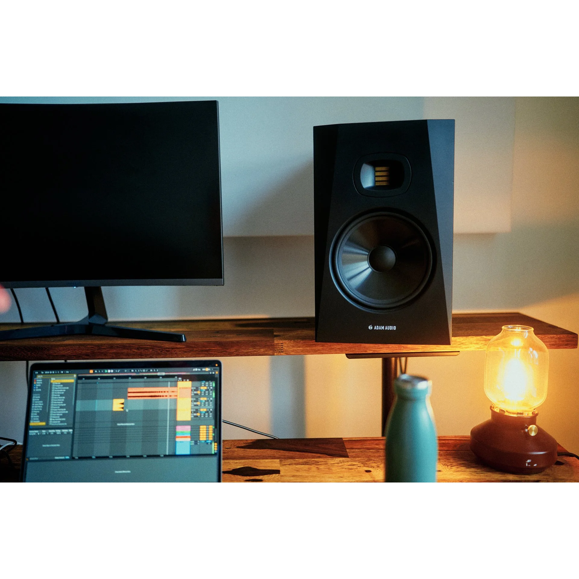 Adam Audio T8V Monitor in moderner Studio-Umgebung