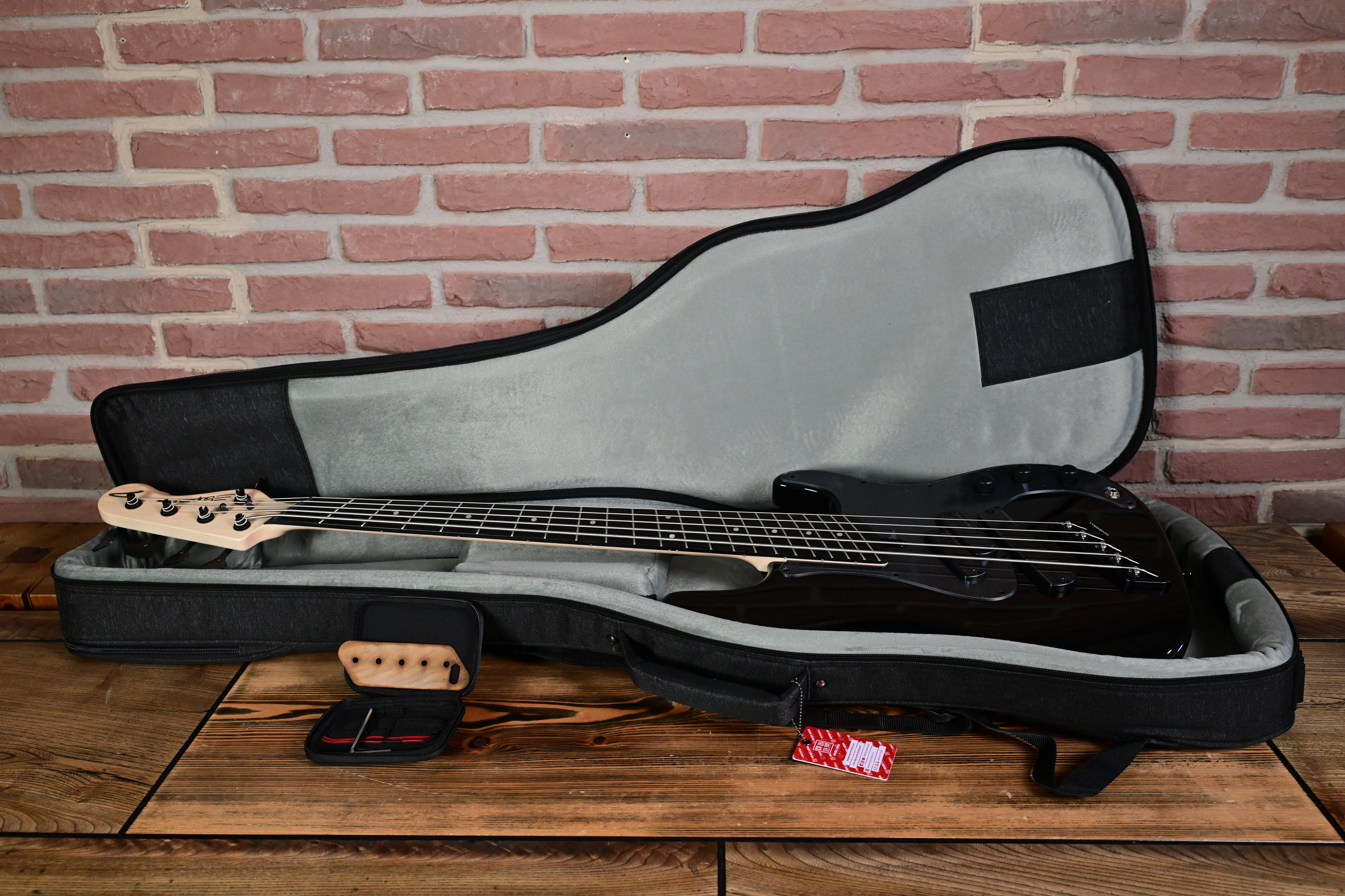 SP1 5-String Bass Gloss Metallic Black