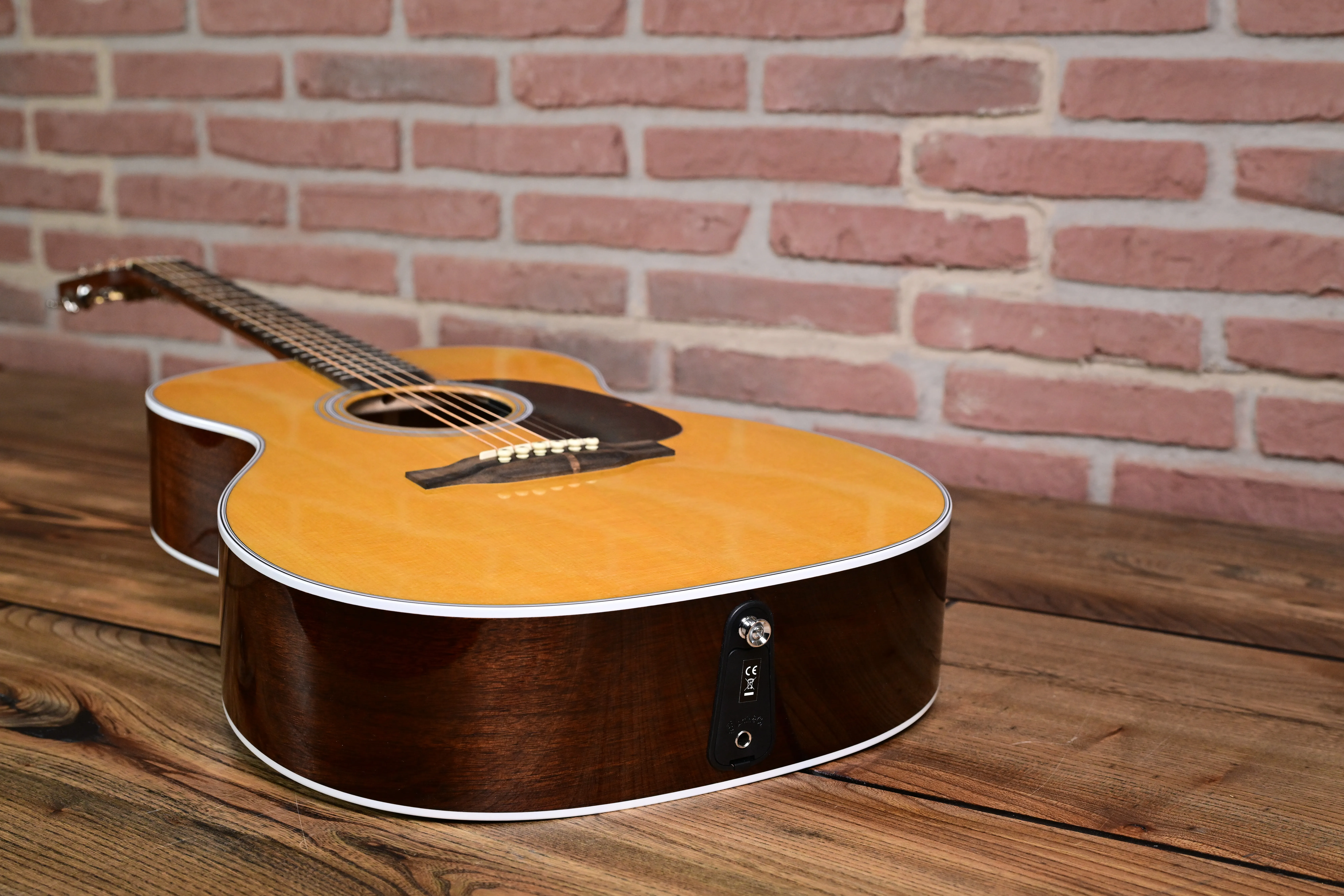 000-13E Retro Walnut  Westerngitarre