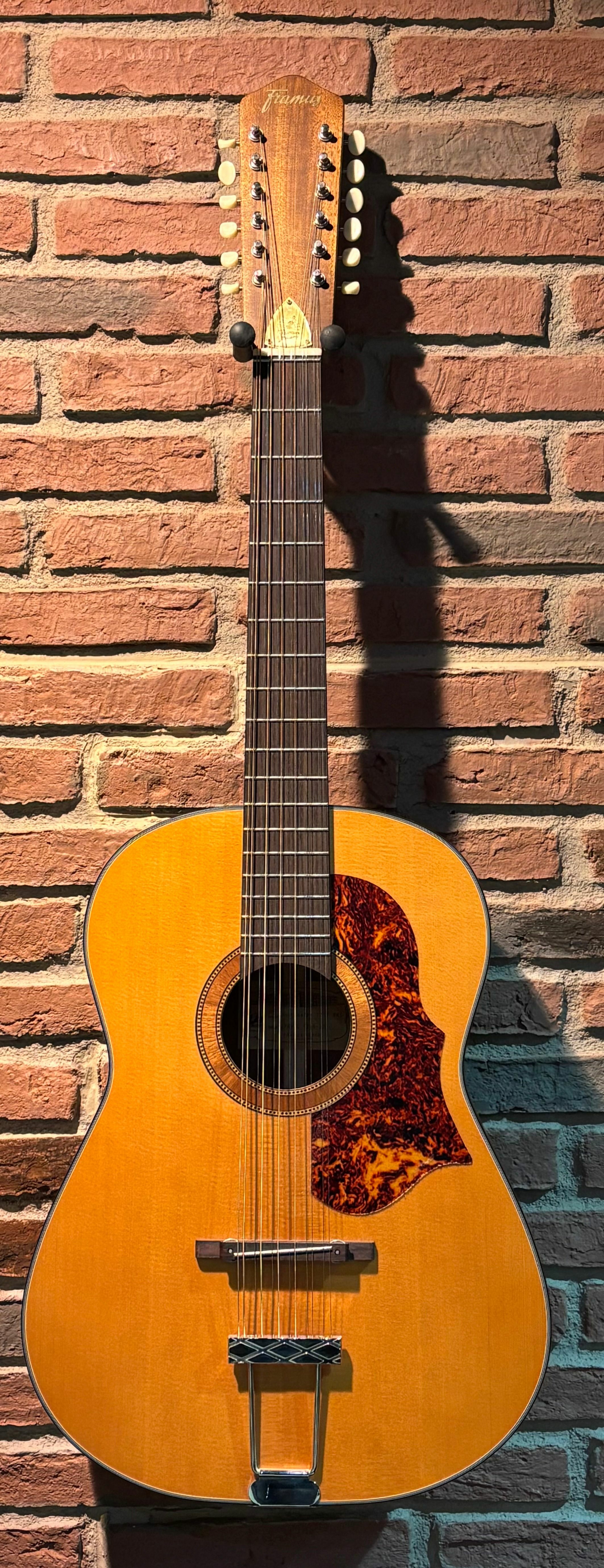 Akustikgitarre, 12-saitig, Holzkorpus, Naturfarben, Schildpatt-Schlagbrett