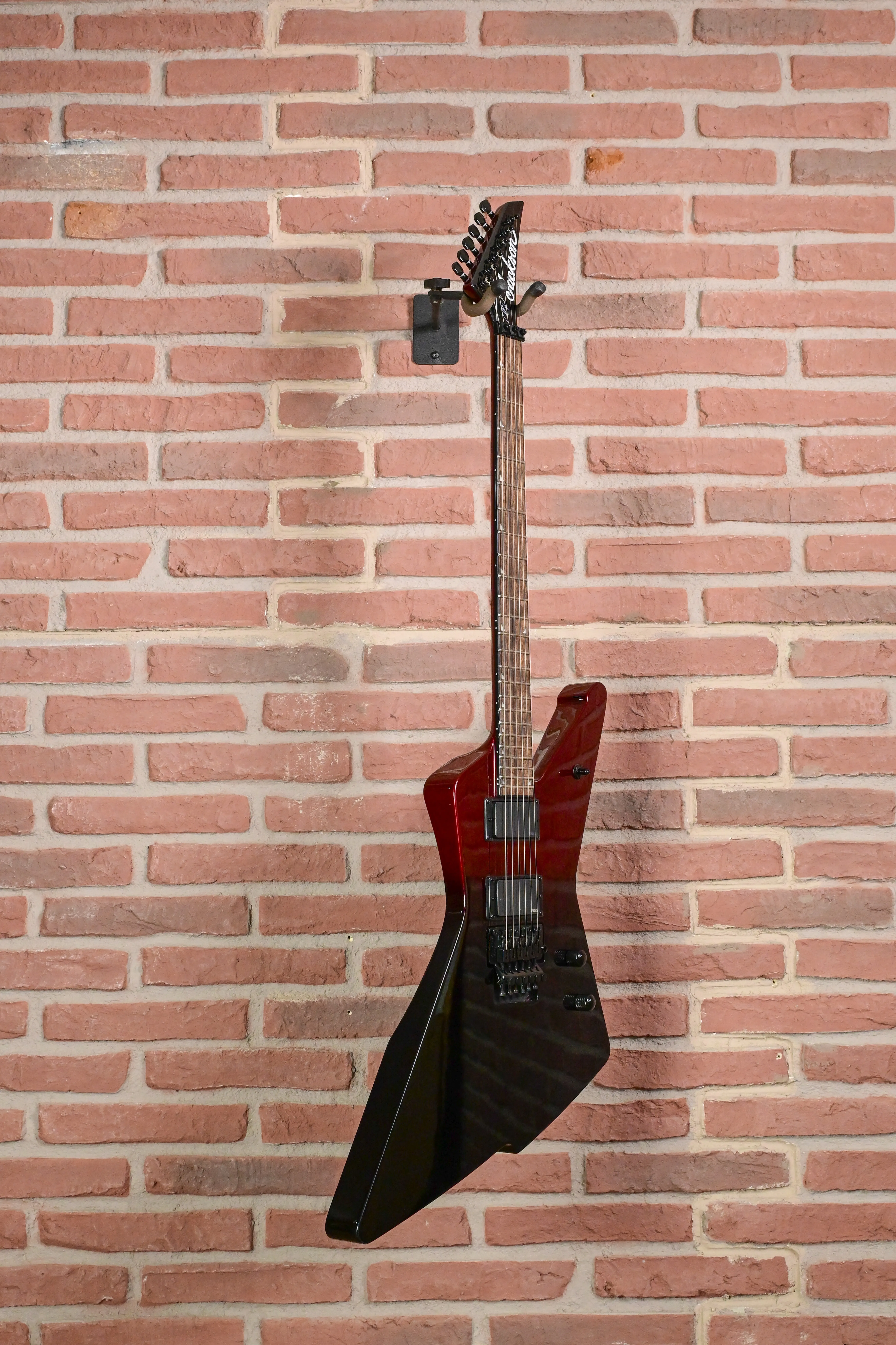 E-Gitarre, Flying-V-Form, Rot-schwarzer Korpus, Sechs Saiten, E-Gitarrenhalter