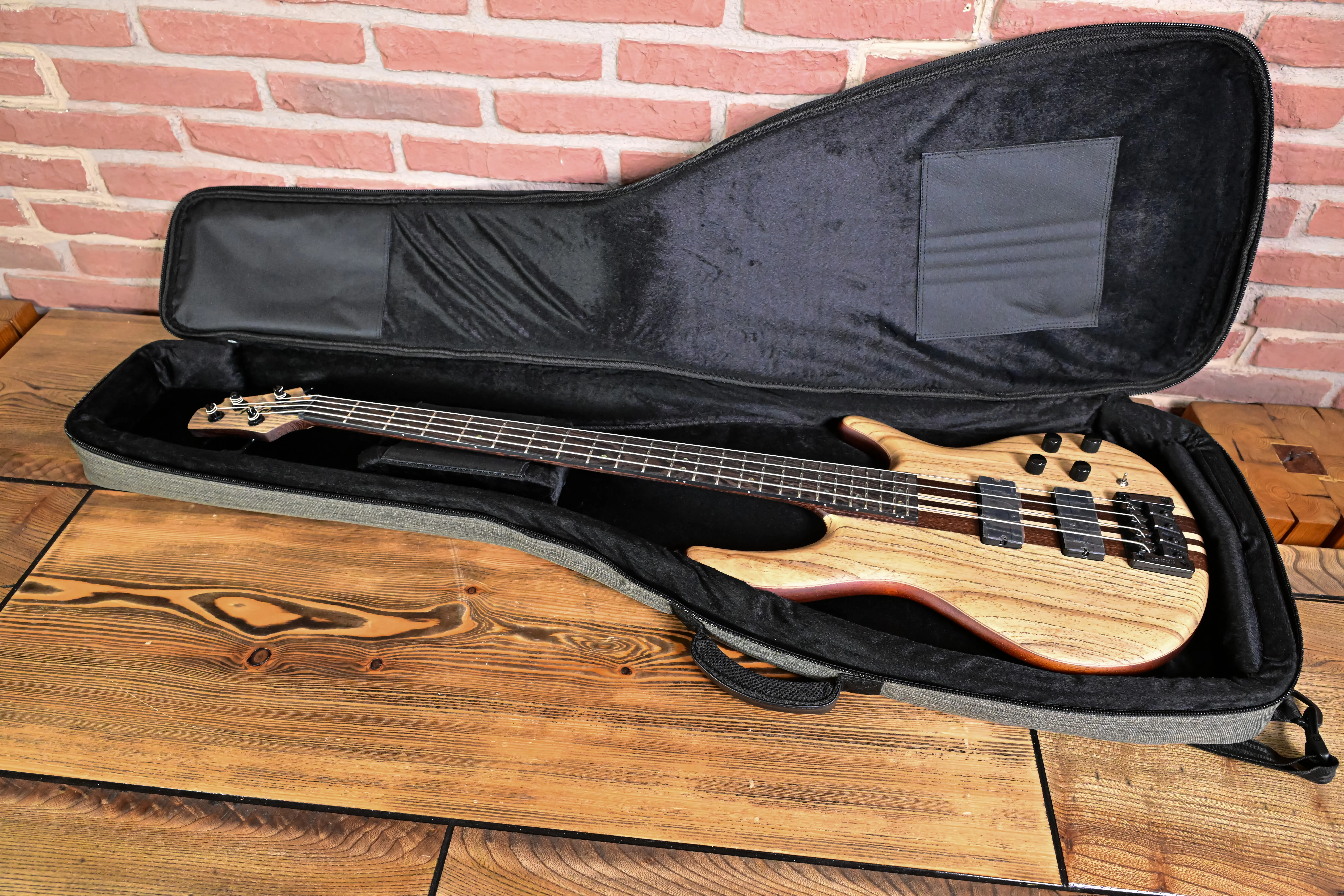A4 Ultra Ash Bass Etched Natural Black