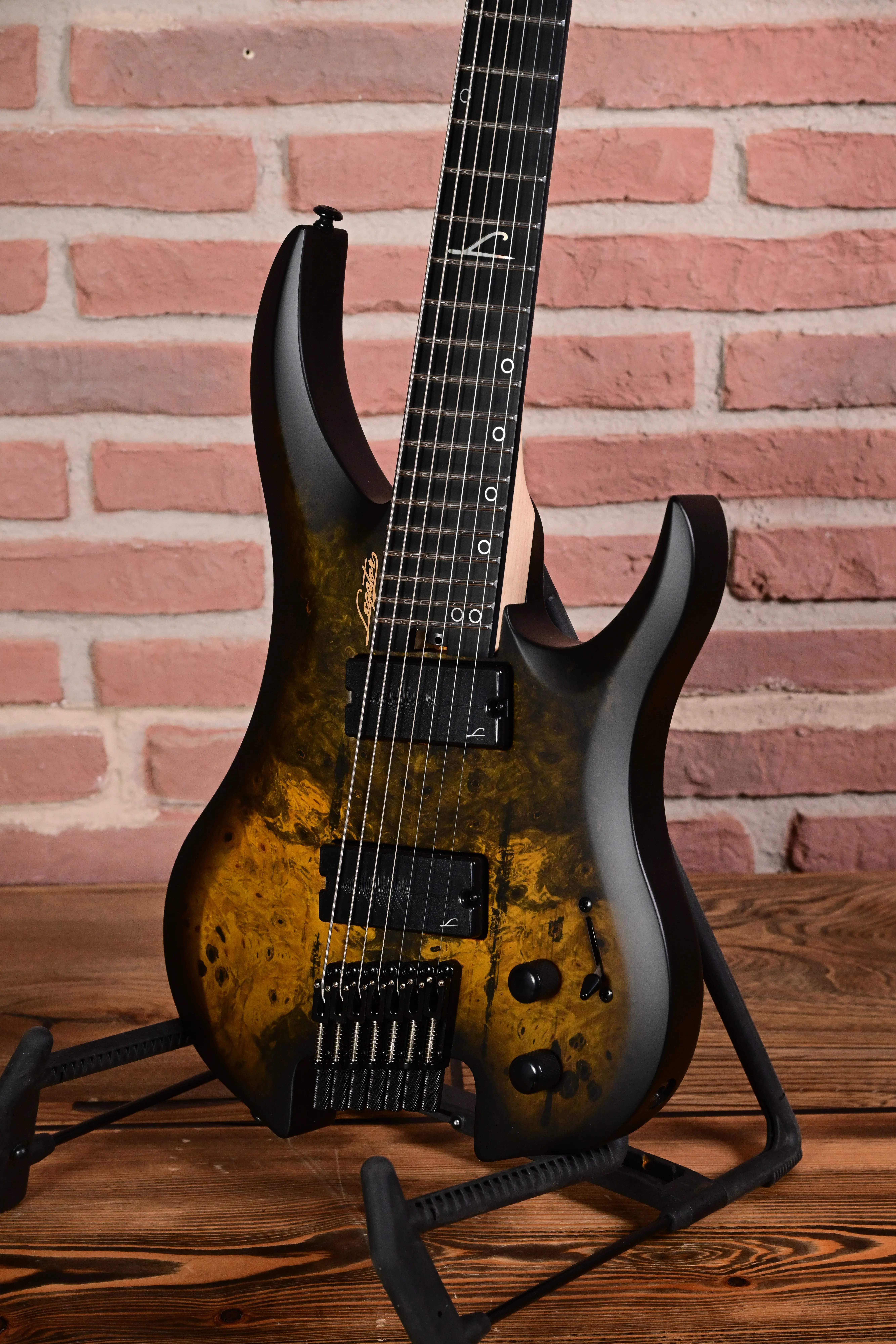 E-Gitarre, sechssaitig, schwarzer Korpus, Bernsteinfarbene Maserung, Floyd-Rose-Tremolo