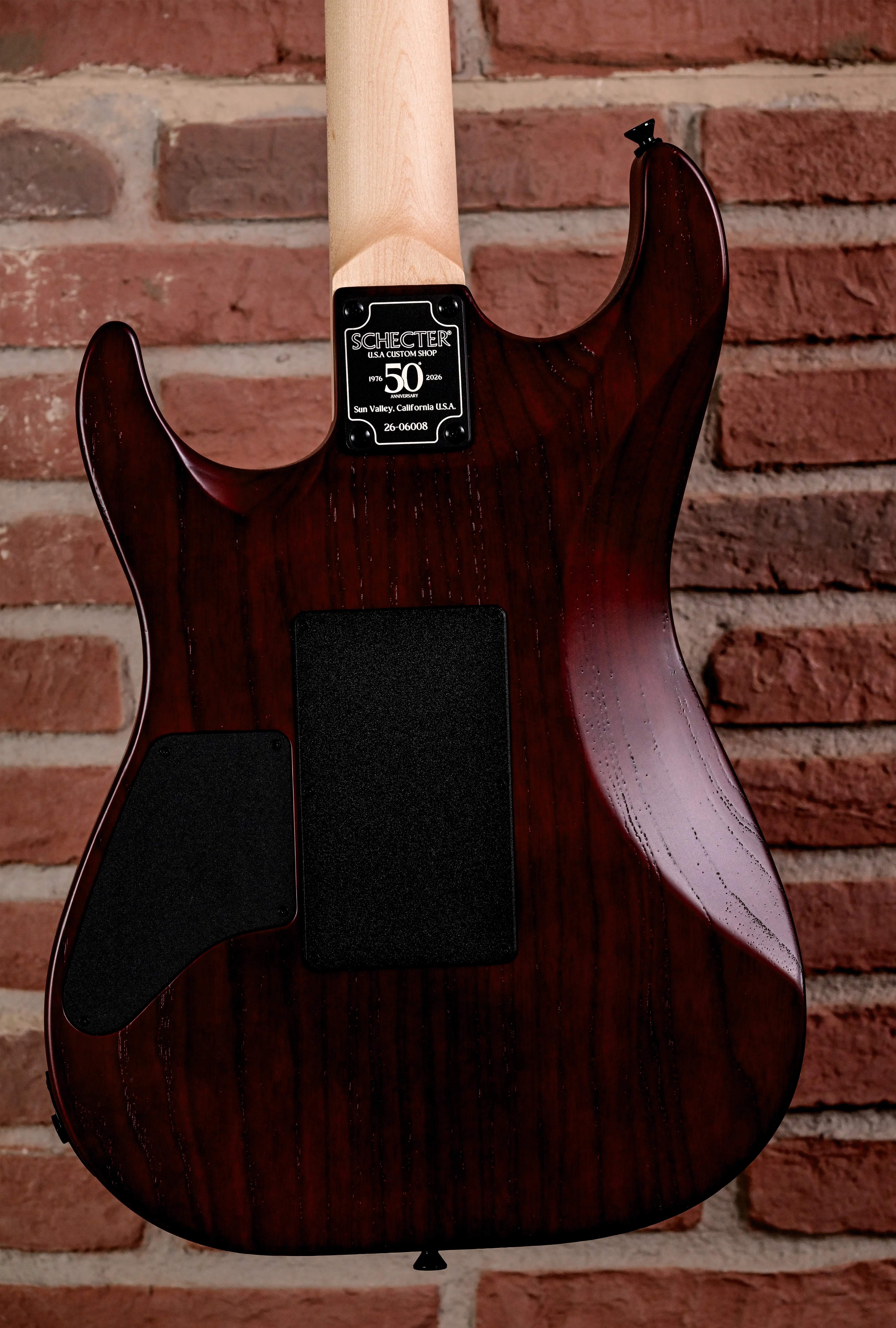 E-Gitarre, Mahagonikorpus, dunkelbraunes Holz, Holzrückseite, Ahornhals