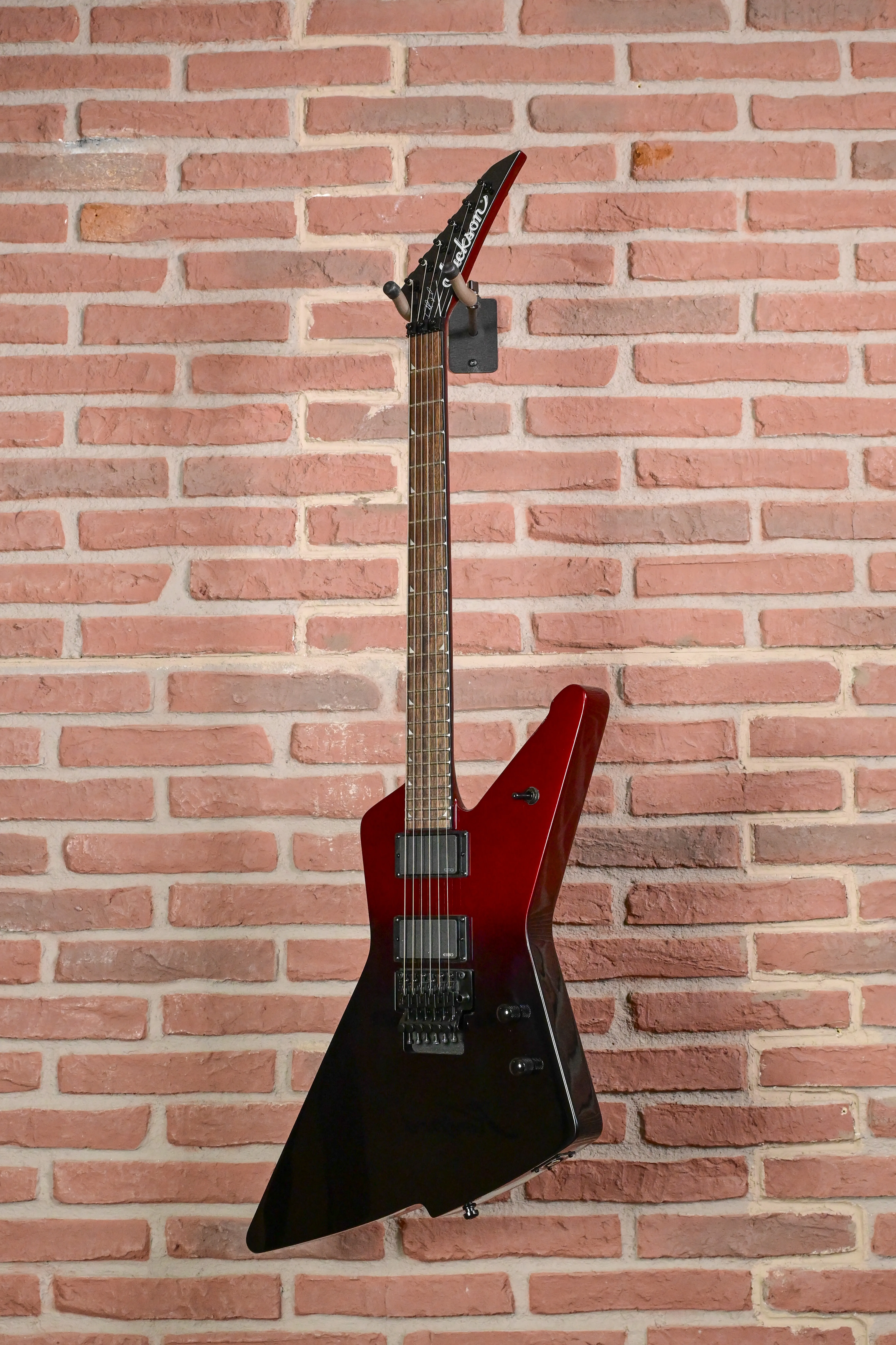 E-Gitarre, Rot-schwarzer Korpus, Spitze Korpusform, Zwei Humbucker, Tremolo-System