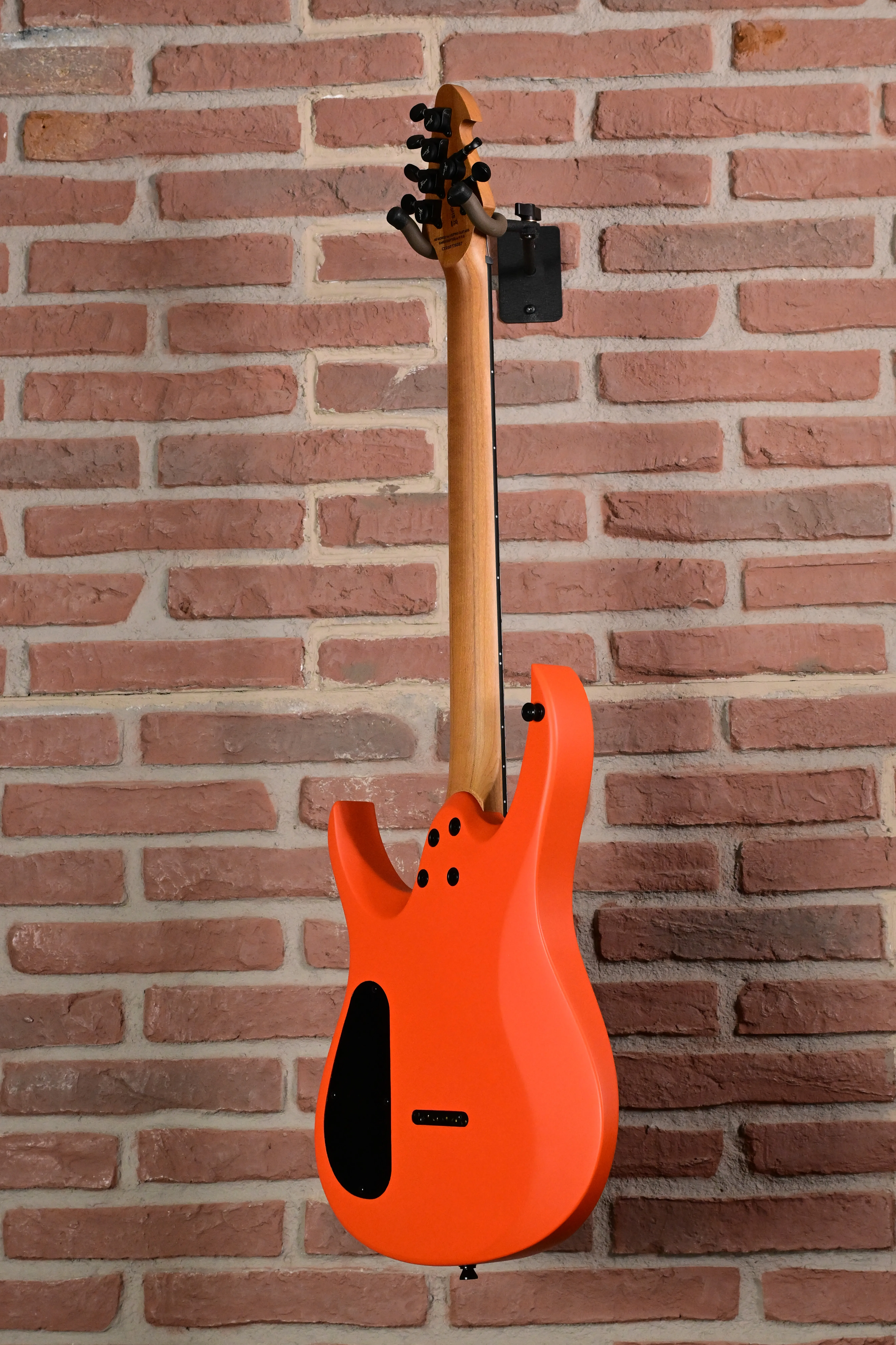 E-Gitarre, elektrische Gitarre, orange Korpus, Holzhals, Gitarrenständer