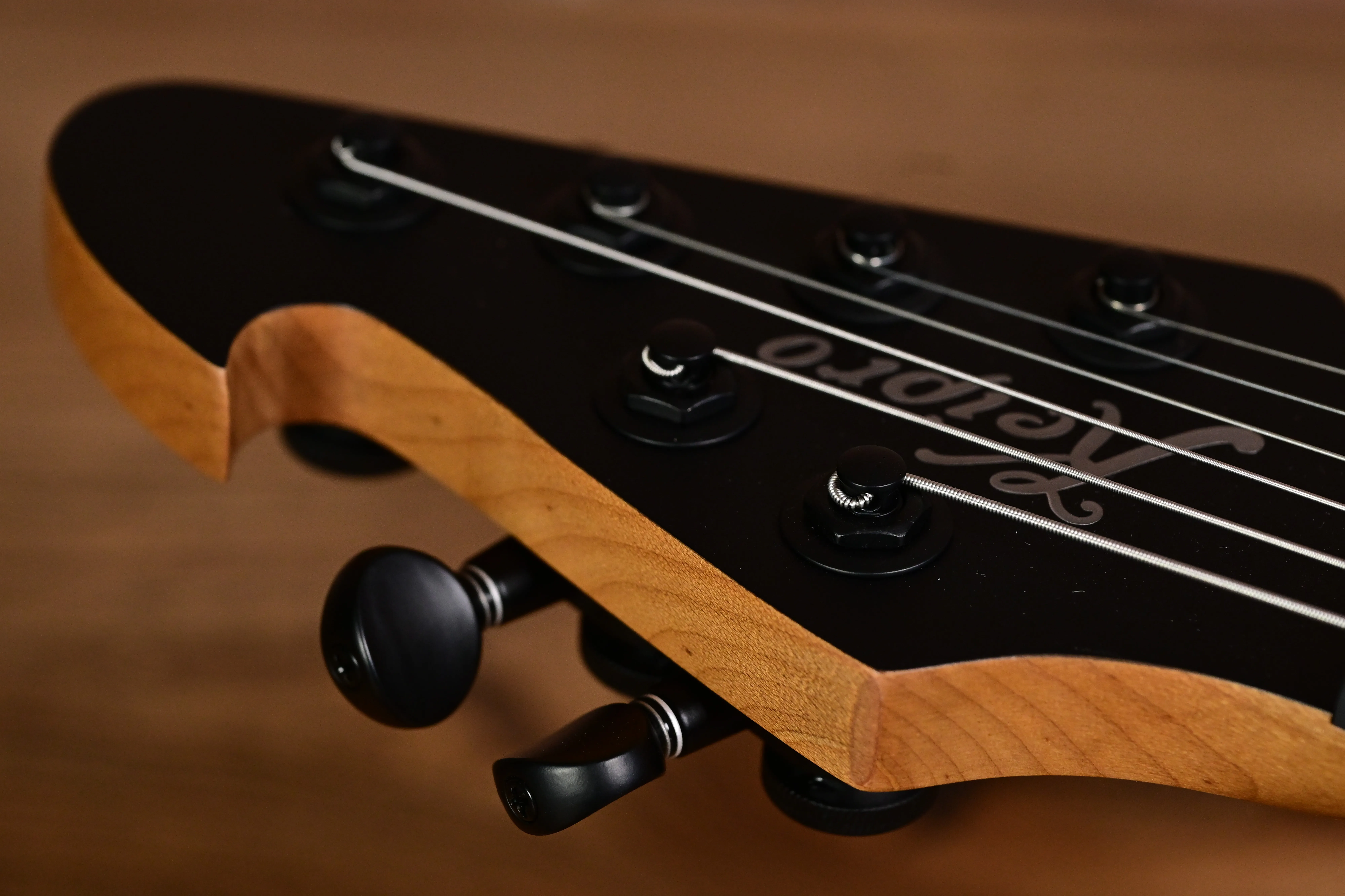 E-Bass, schwarze Kopfplatte, Ahornhals, Stimmmechaniken