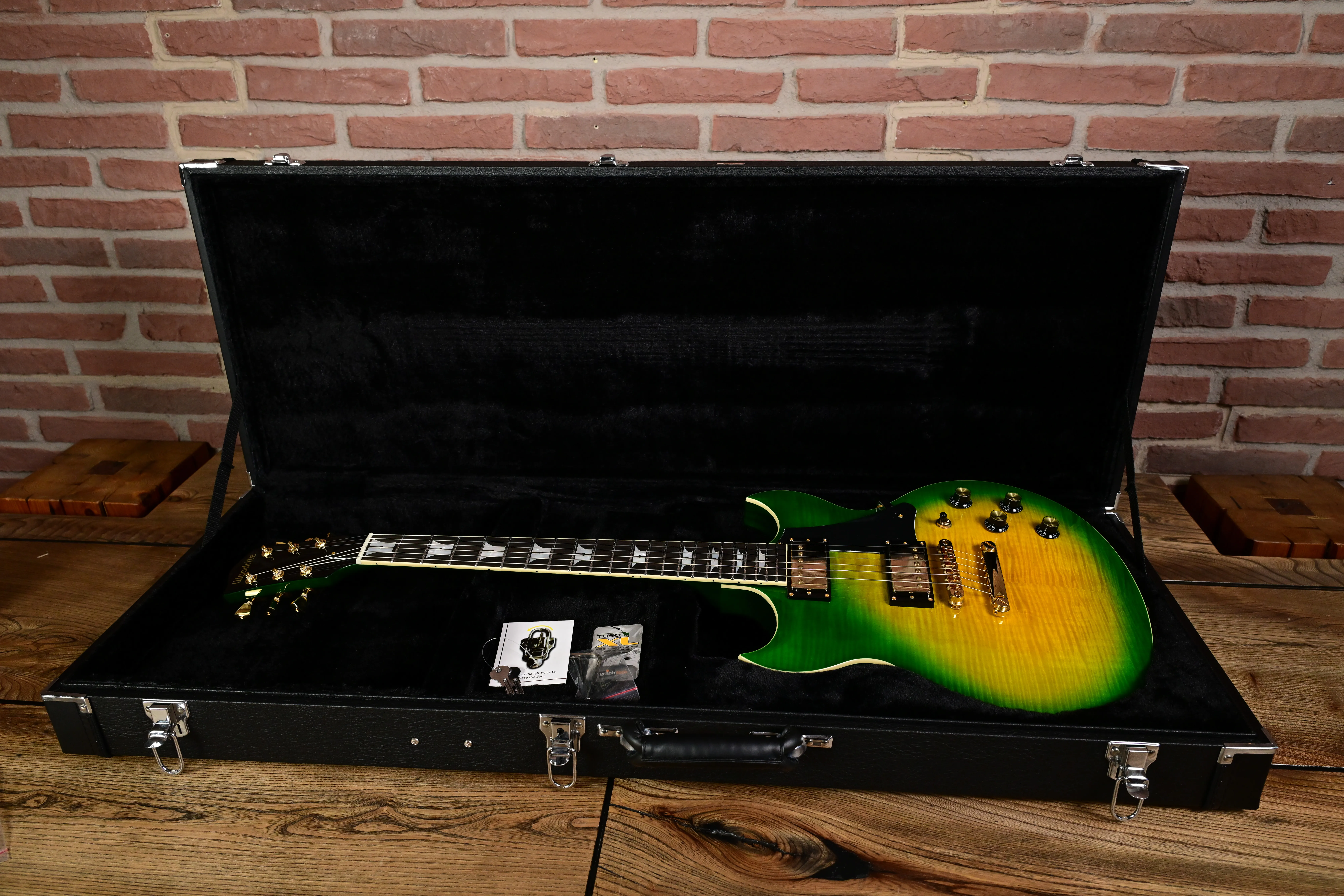 E-Gitarre, Hartschalenkoffer, Grün-gelber Farbverlauf, Flamed-Maple-Decke, Doppelspulen-Tonabnehmer