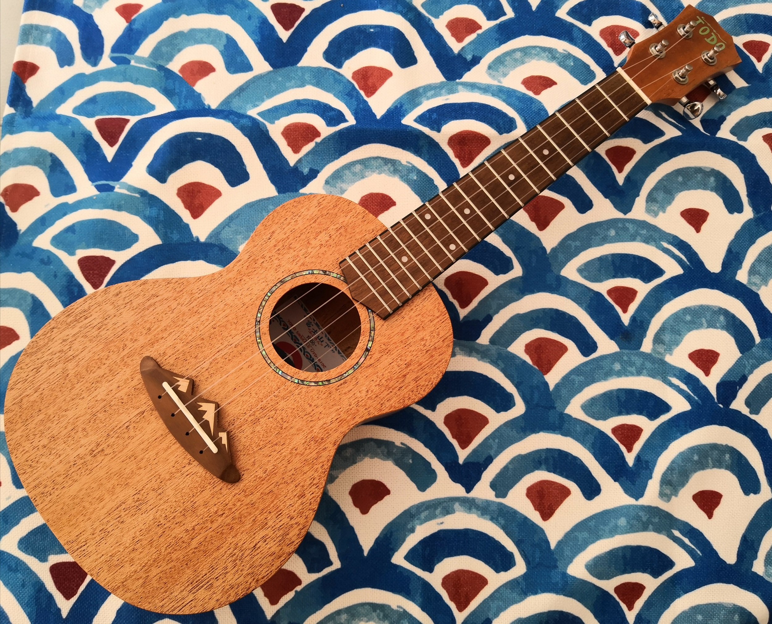 Mountain Fuji Ukulele Mahogany Solid Top