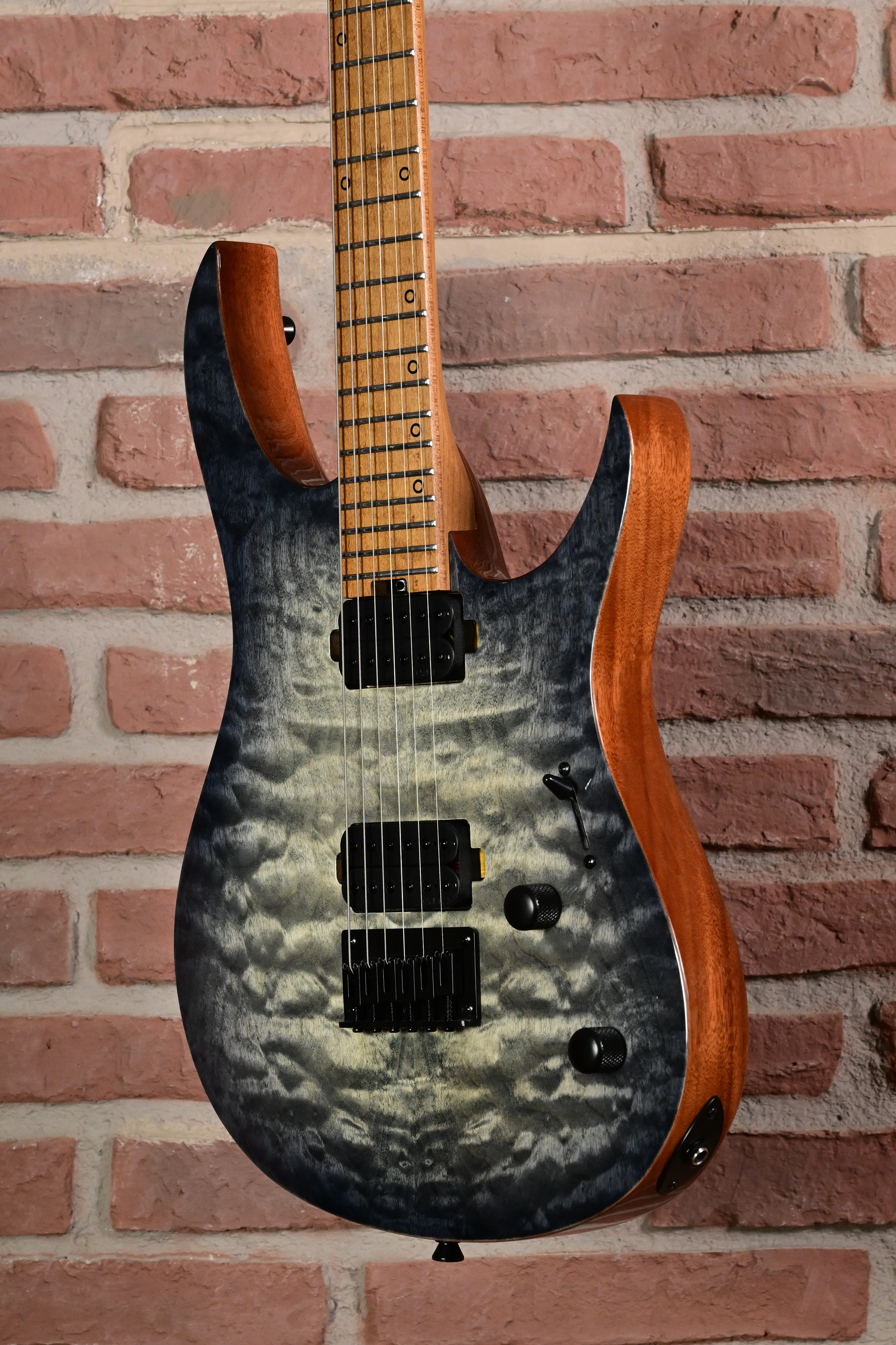 E-Gitarre, Maserndecke, Ahornhals, Doppelspulen-Tonabnehmer, Naturholz