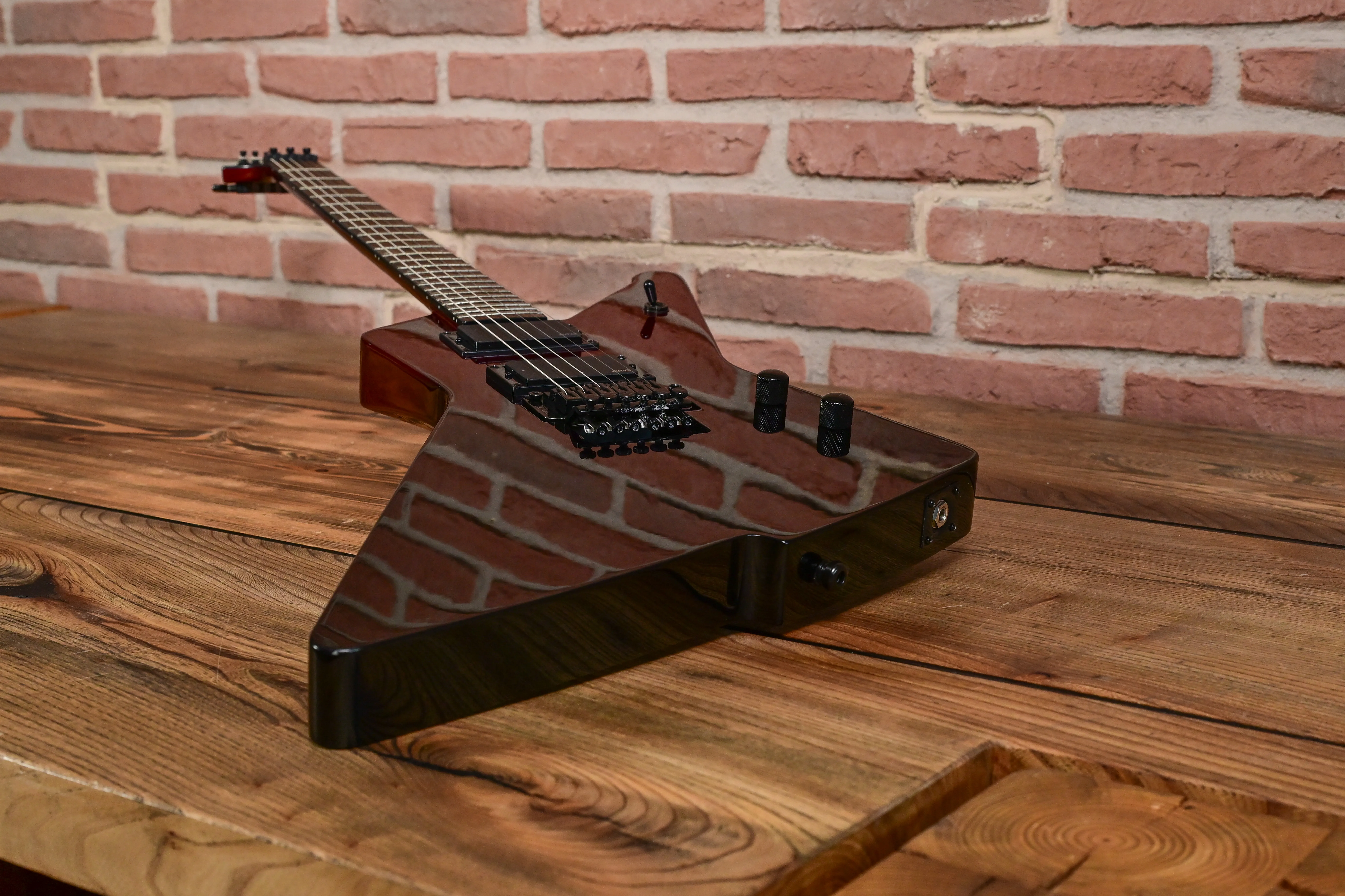 E-Gitarre, Flying-V-Form, dunkelbraun, Hochglanzlack, Doppelspulen-Tonabnehmer