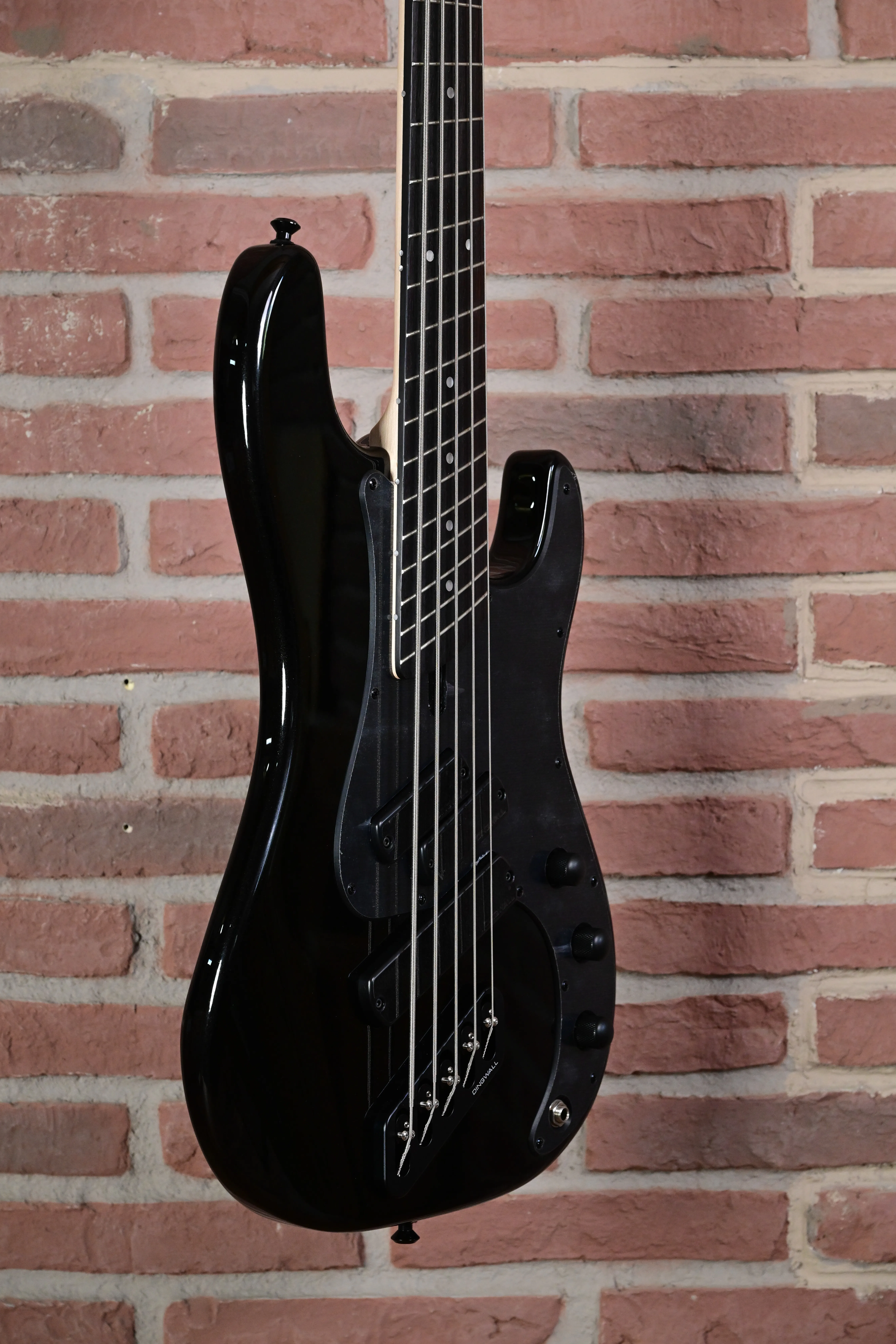SP1 5-String Bass Gloss Metallic Black