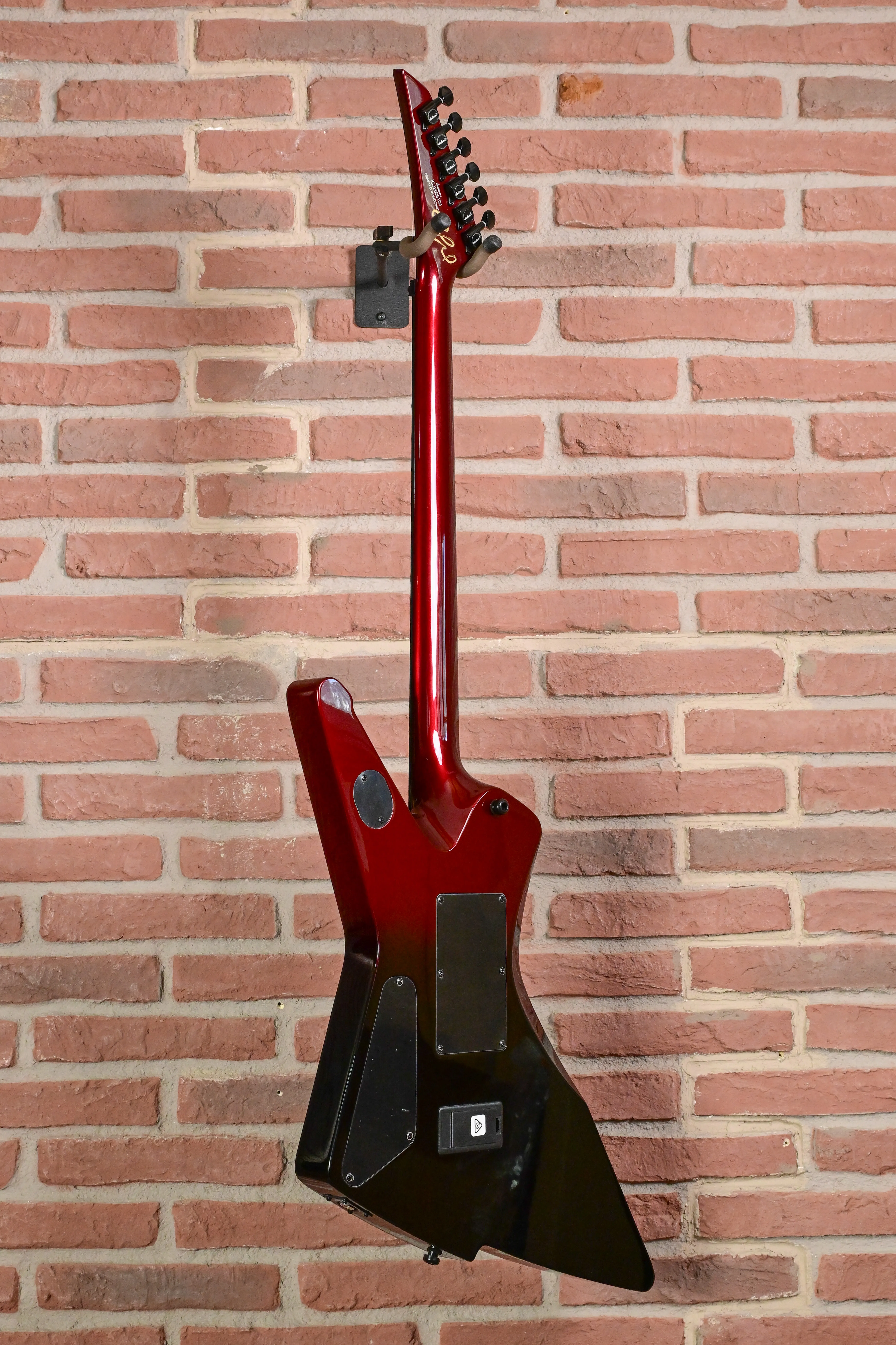 E-Gitarre, rote Lackierung, schwarzer Korpus, Explorer-Form, massiver Korpus