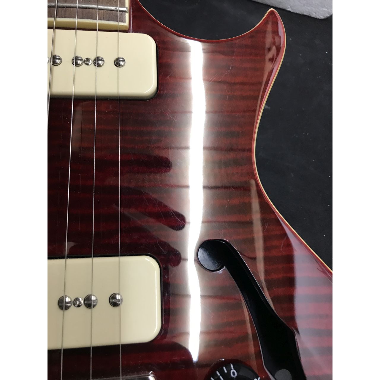 Blueshawk Deluxe WR - Halbresonanz E-Gitarre Showroom model