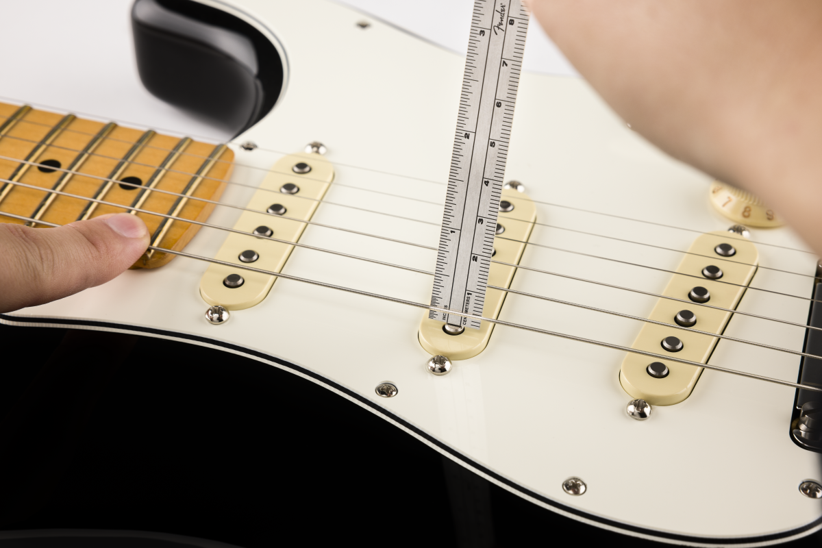 E-Gitarre, weißer Korpus, Ahorn-Griffbrett, Single-Coil-Tonabnehmer, Saitenmaß