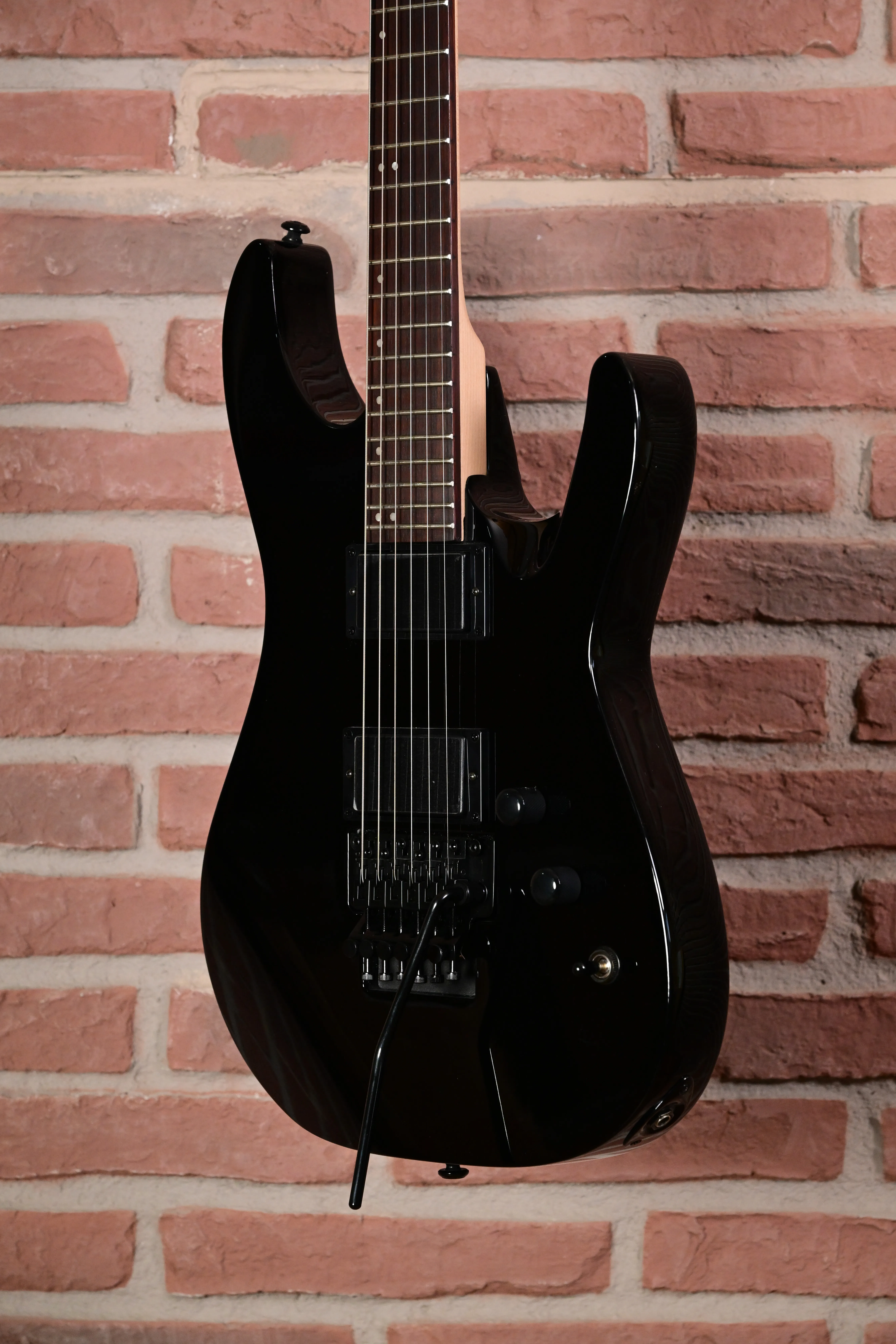 E-Gitarre, schwarzer Korpus, Doppelspulen-Tonabnehmer, Tremolo-System