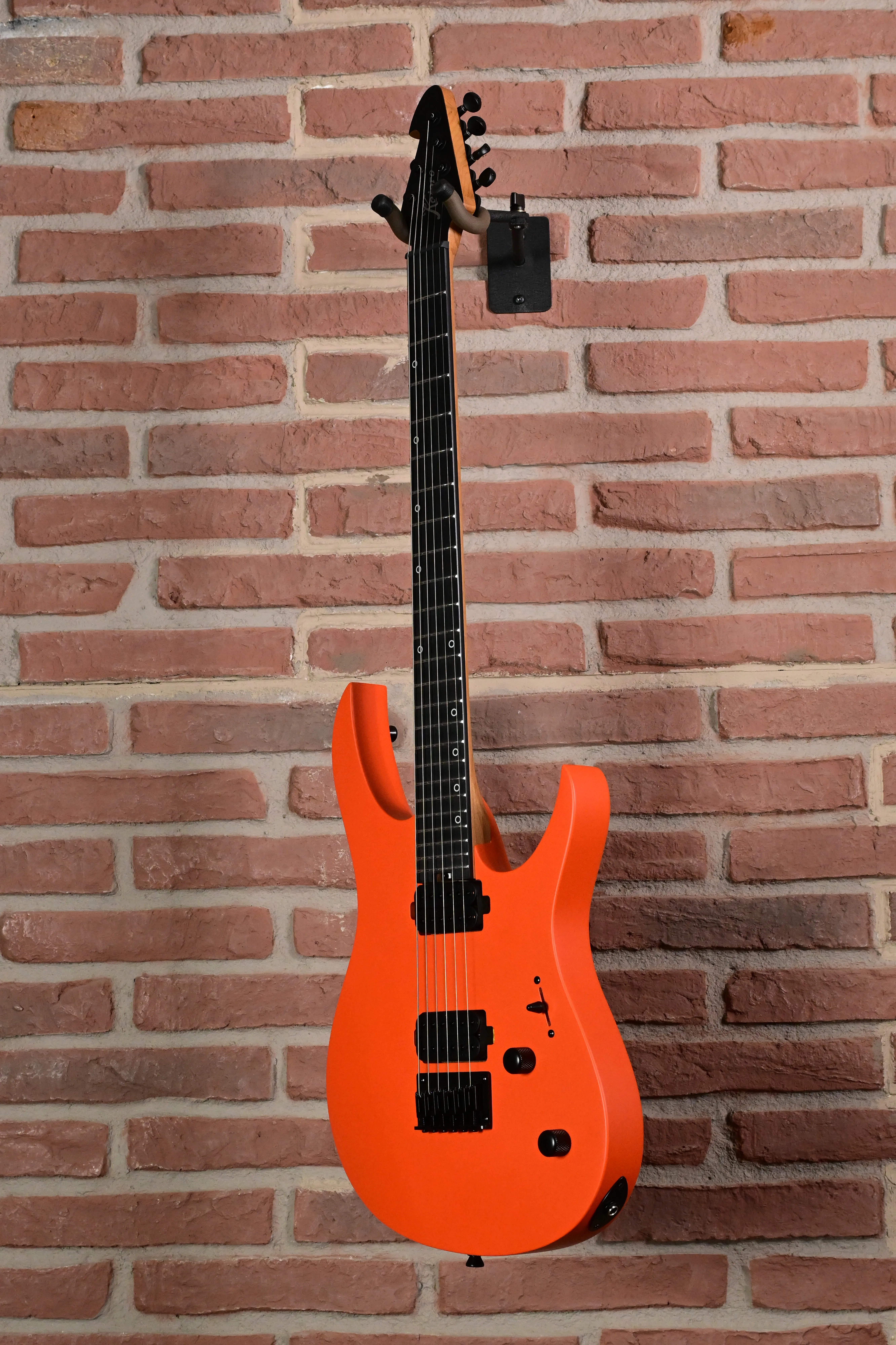E-Gitarre, massiver Korpus, orange, schwarze Hardware, sechssaitig
