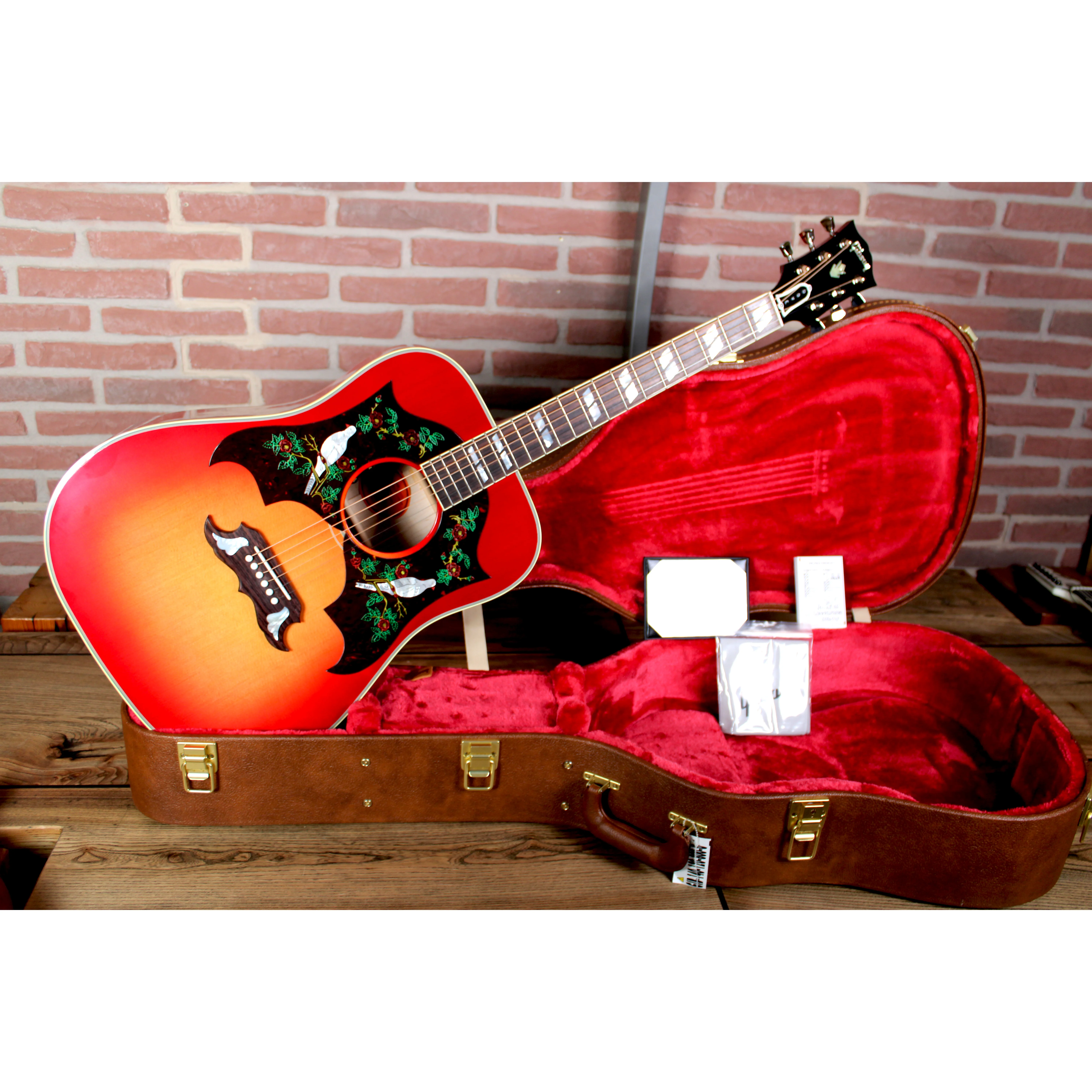 Gibson Custom M2M Dove – Double Pickguard, Vintage Cherry Sunburst im passenden Hartschalenkoffer