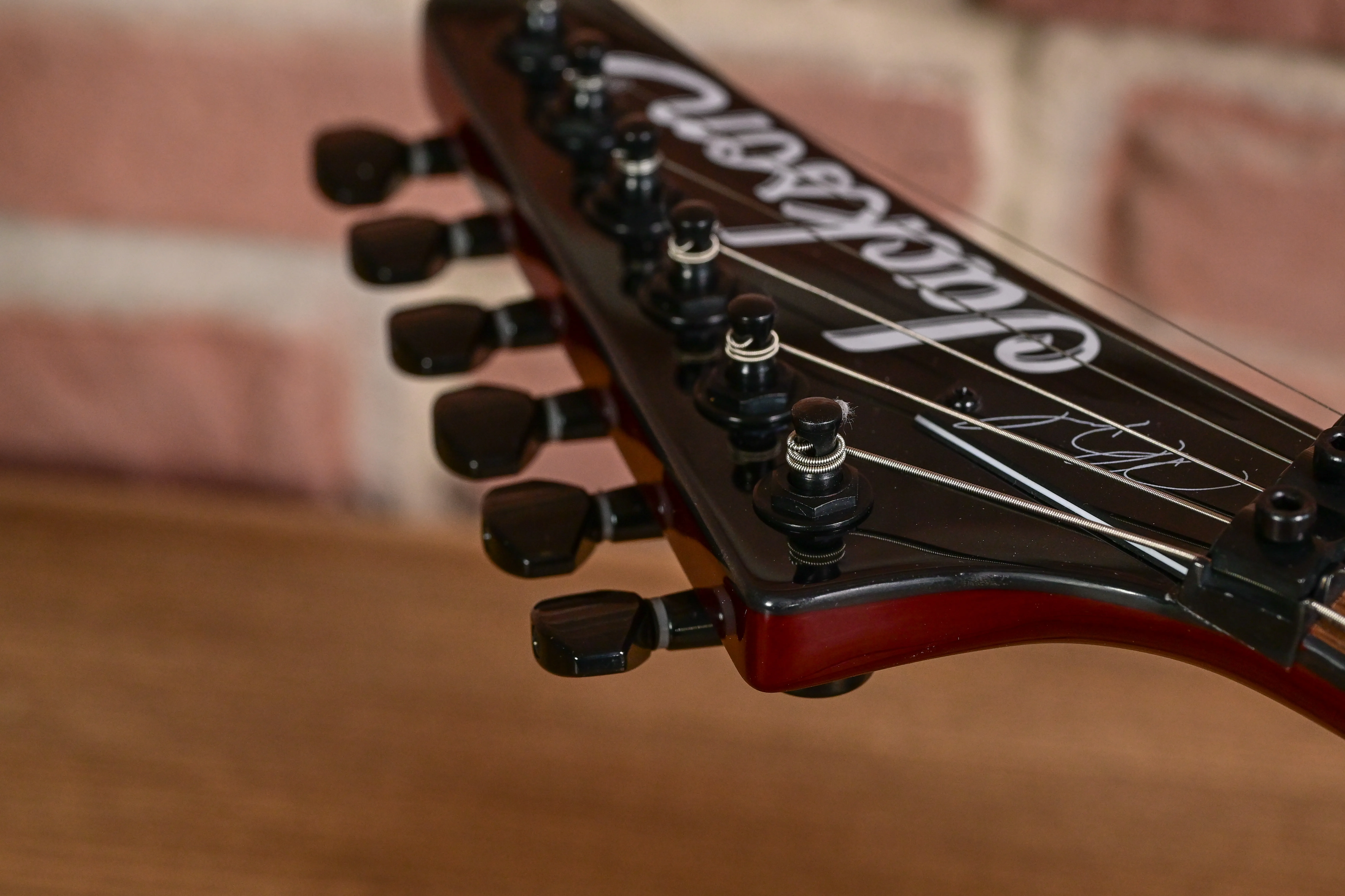 E-Gitarre, Gitarrenkopf, Sechs Saiten, Schwarze Mechaniken, Rotes Finish