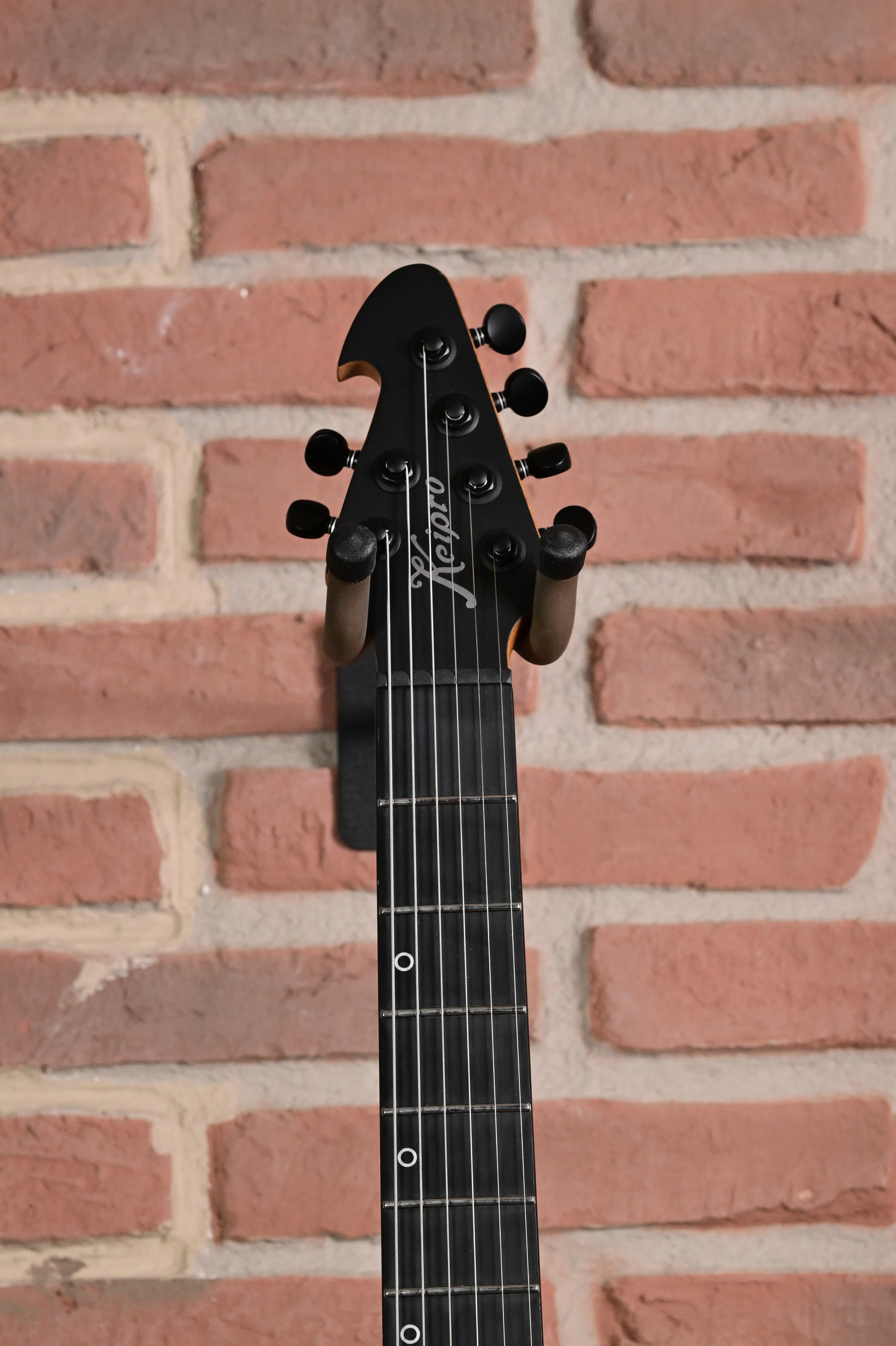 E-Gitarre, schwarzes Griffbrett, sechs Saiten, Gitarrenhals, Punktmarkierungen
