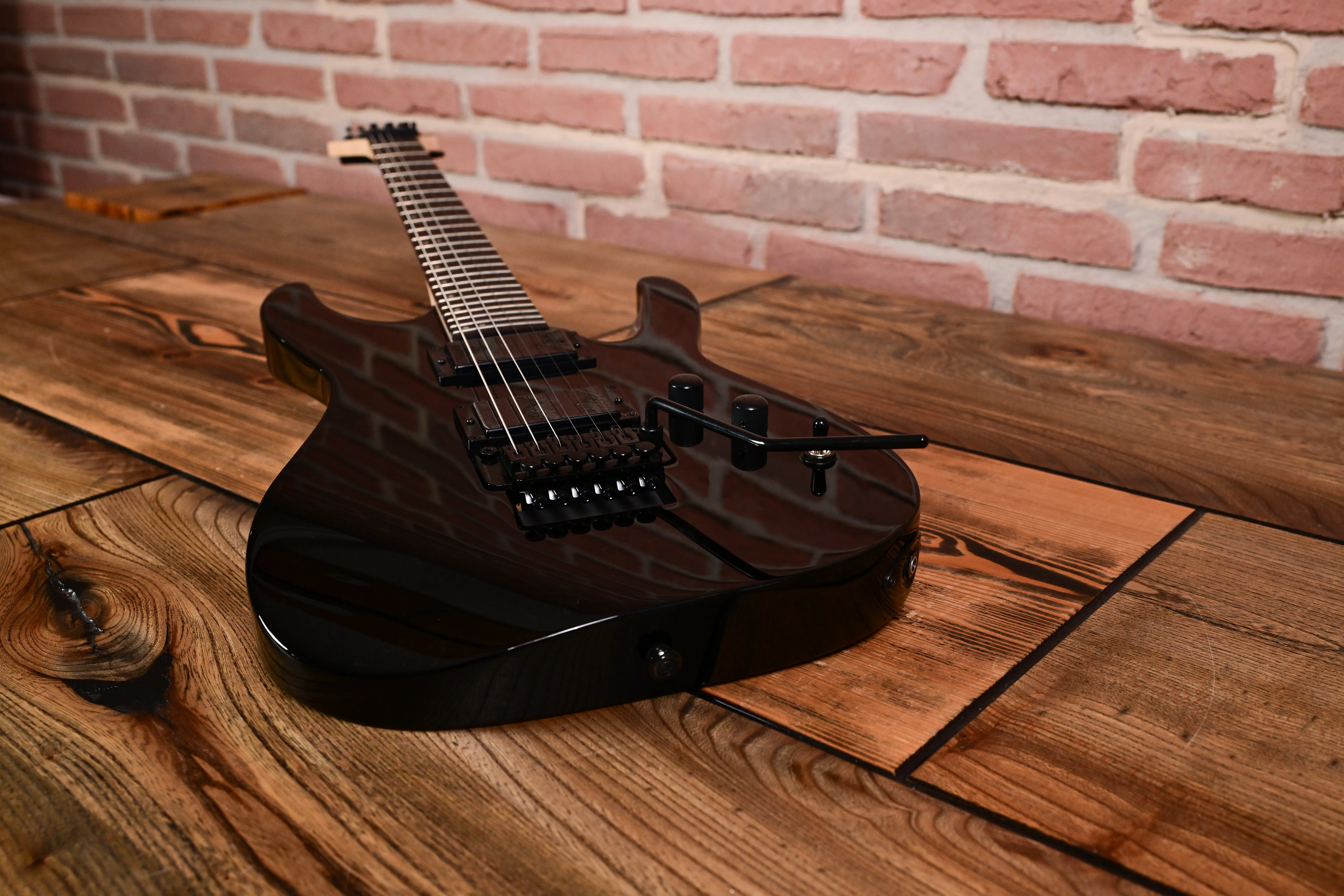 E-Gitarre, schwarzer Korpus, sechssaitig, Floyd-Rose-Tremolo, Humbucker