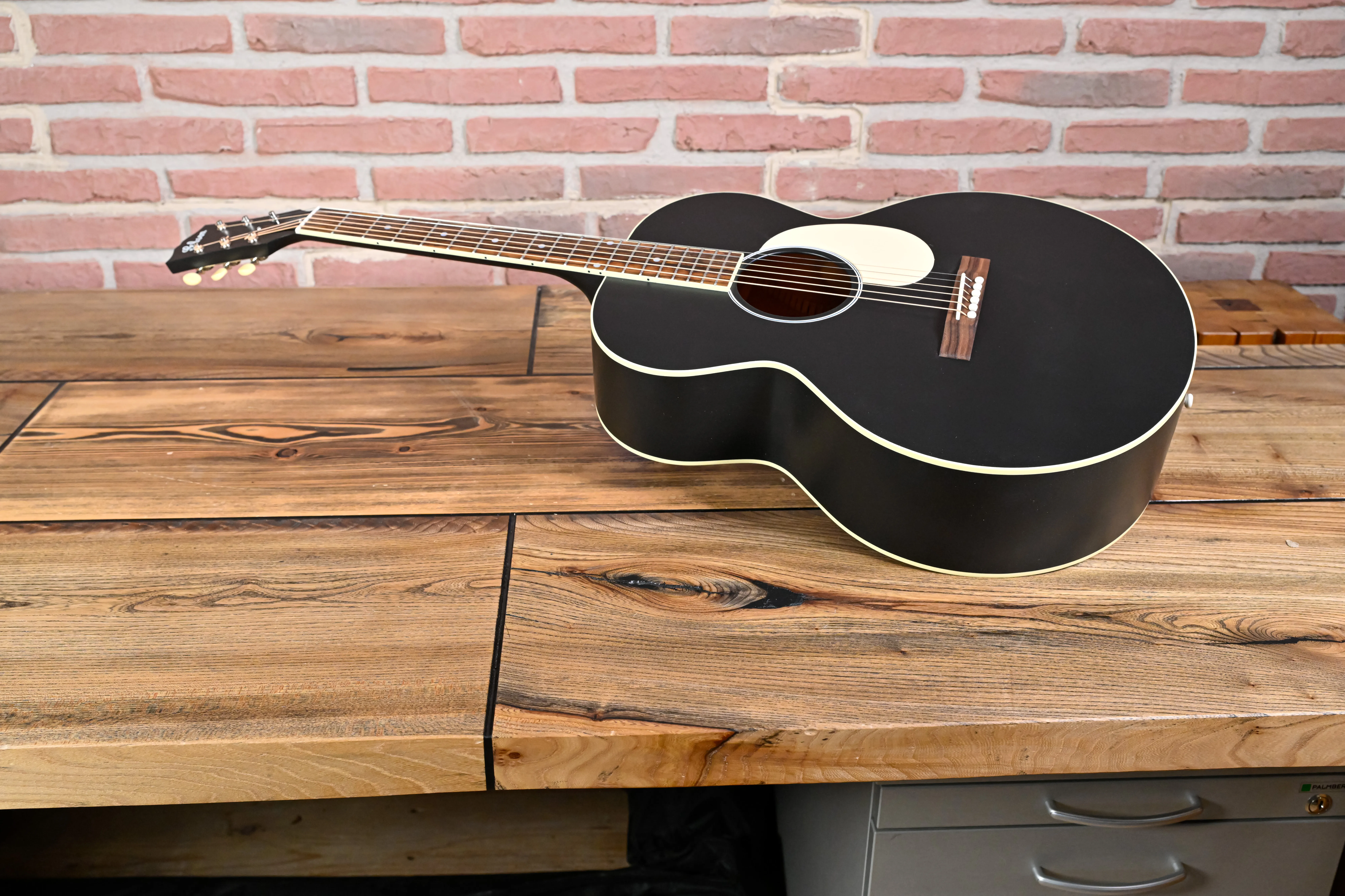 J-185 Century 12-Fret Ebony Jumbo Westerngitarre