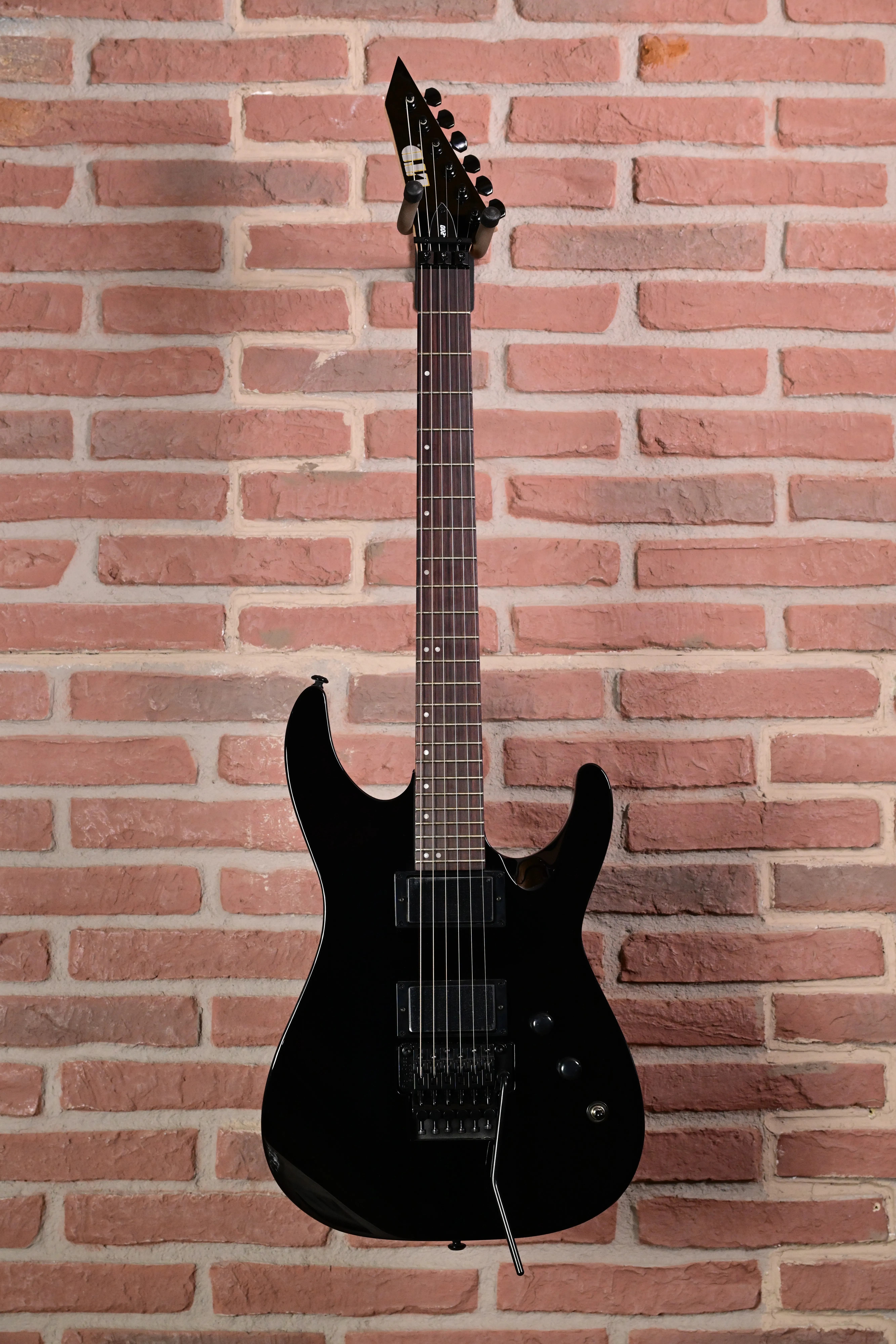 E-Gitarre, schwarzer Korpus, Solidbody, Doppelspulen-Tonabnehmer, Tremolo-System