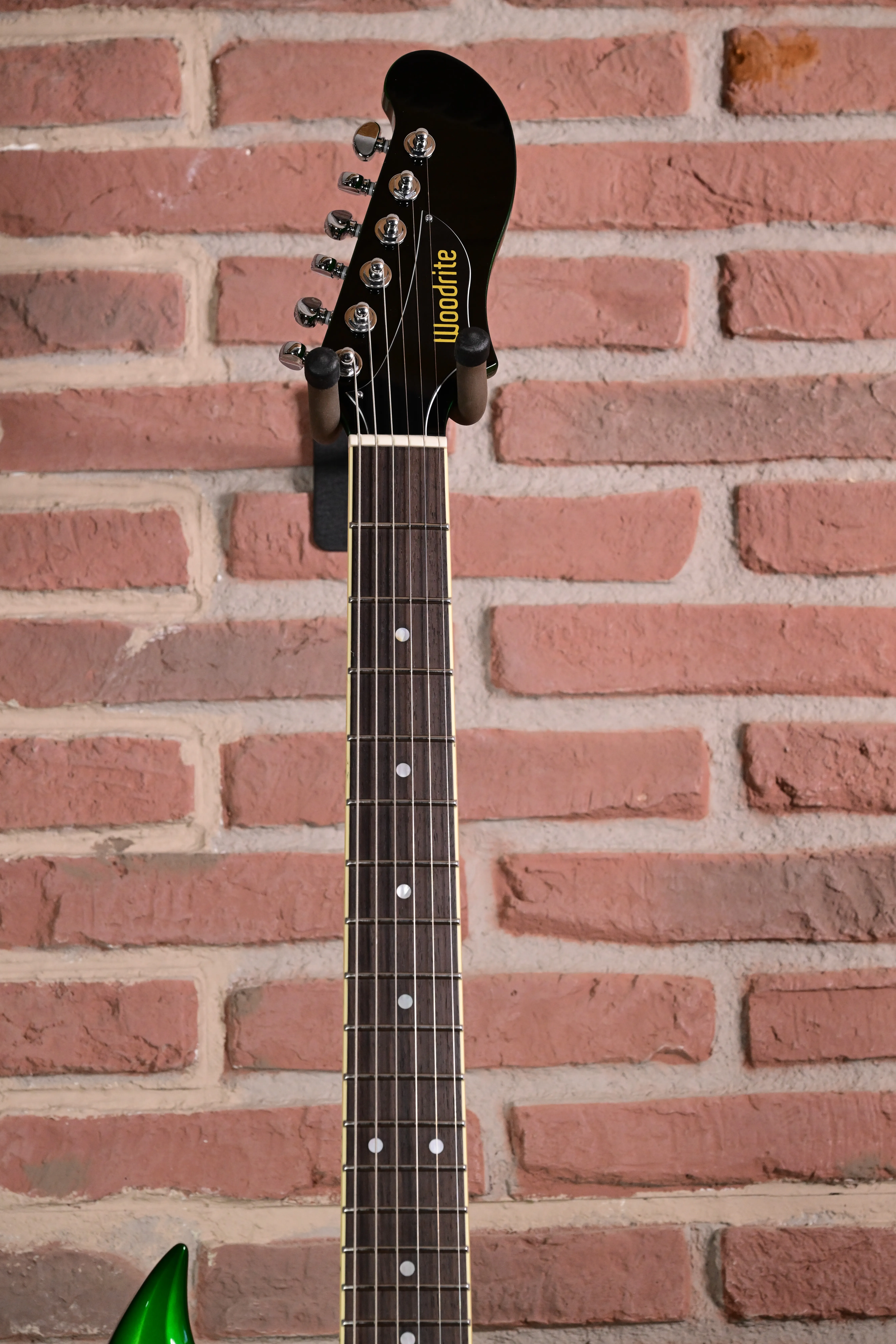 E-Gitarre, schwarzer Gitarrenkopf, Ahornhals, dunkles Griffbrett, Punktmarkierungen