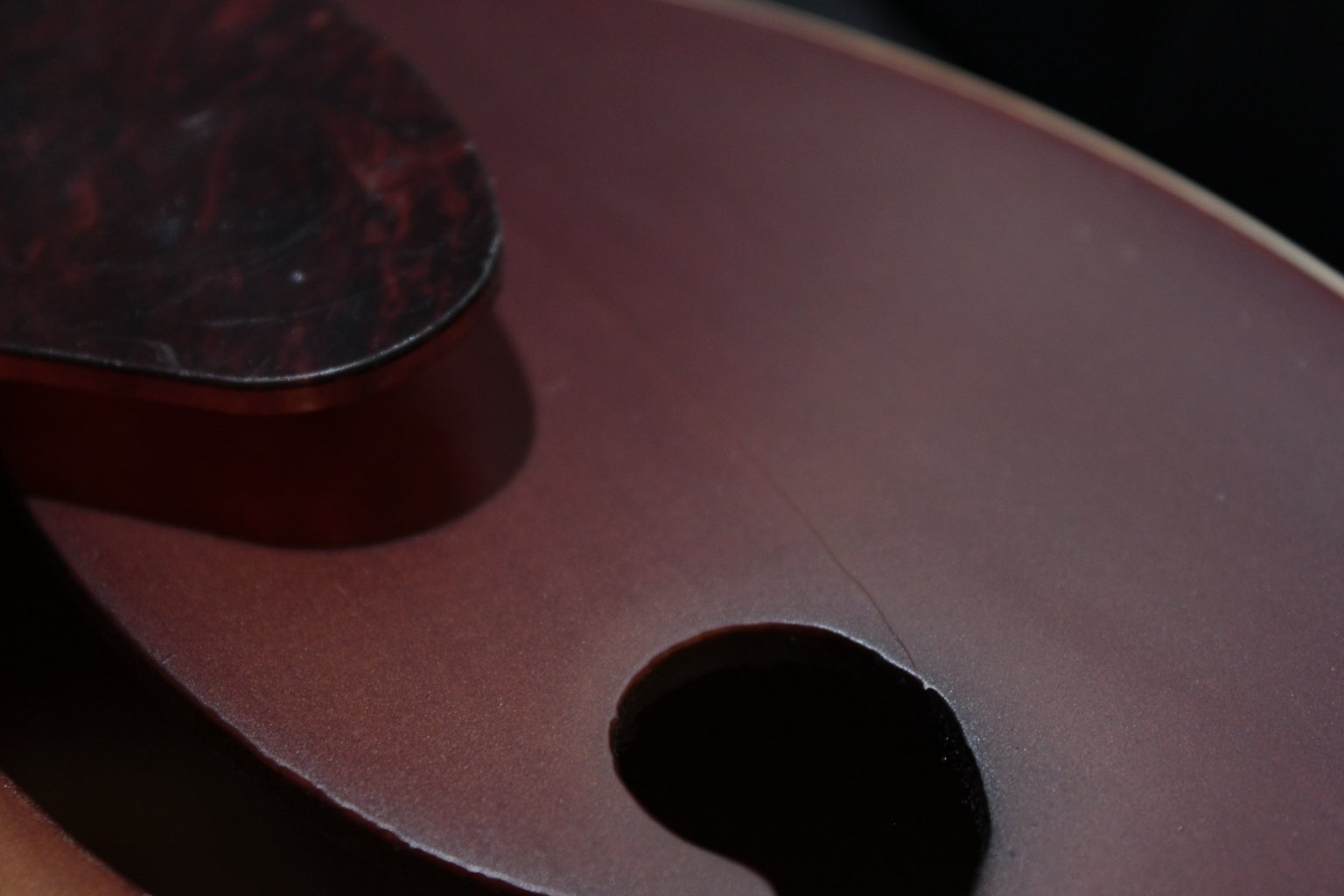 G9555 New Yorker Archtop - Vollresonanz Jazzgitarre "C-Ware, Holzriss längs über die halbe Decke"