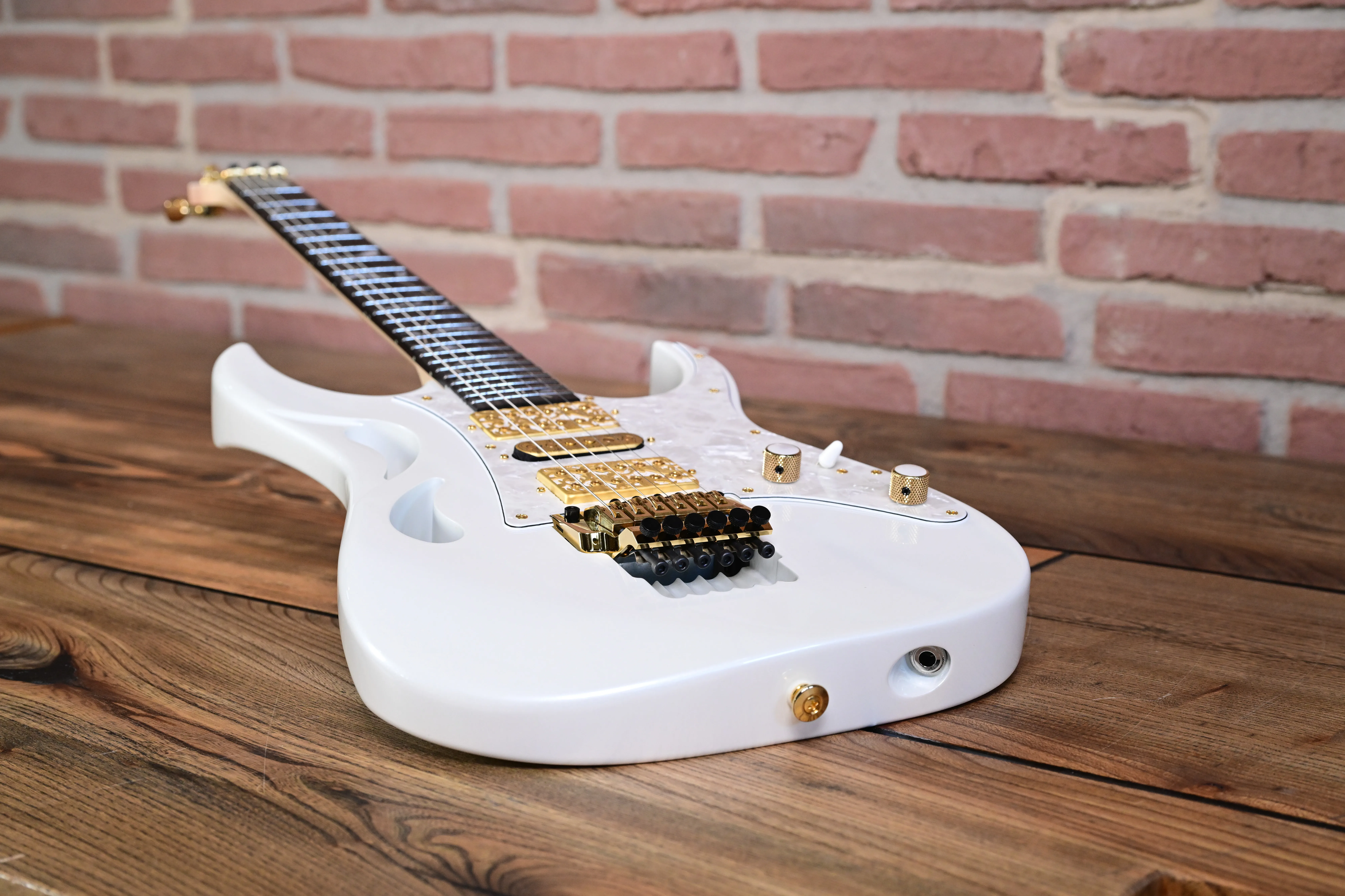 PIA3761-SLW Steve Vai Signature E-Gitarre Stallion White