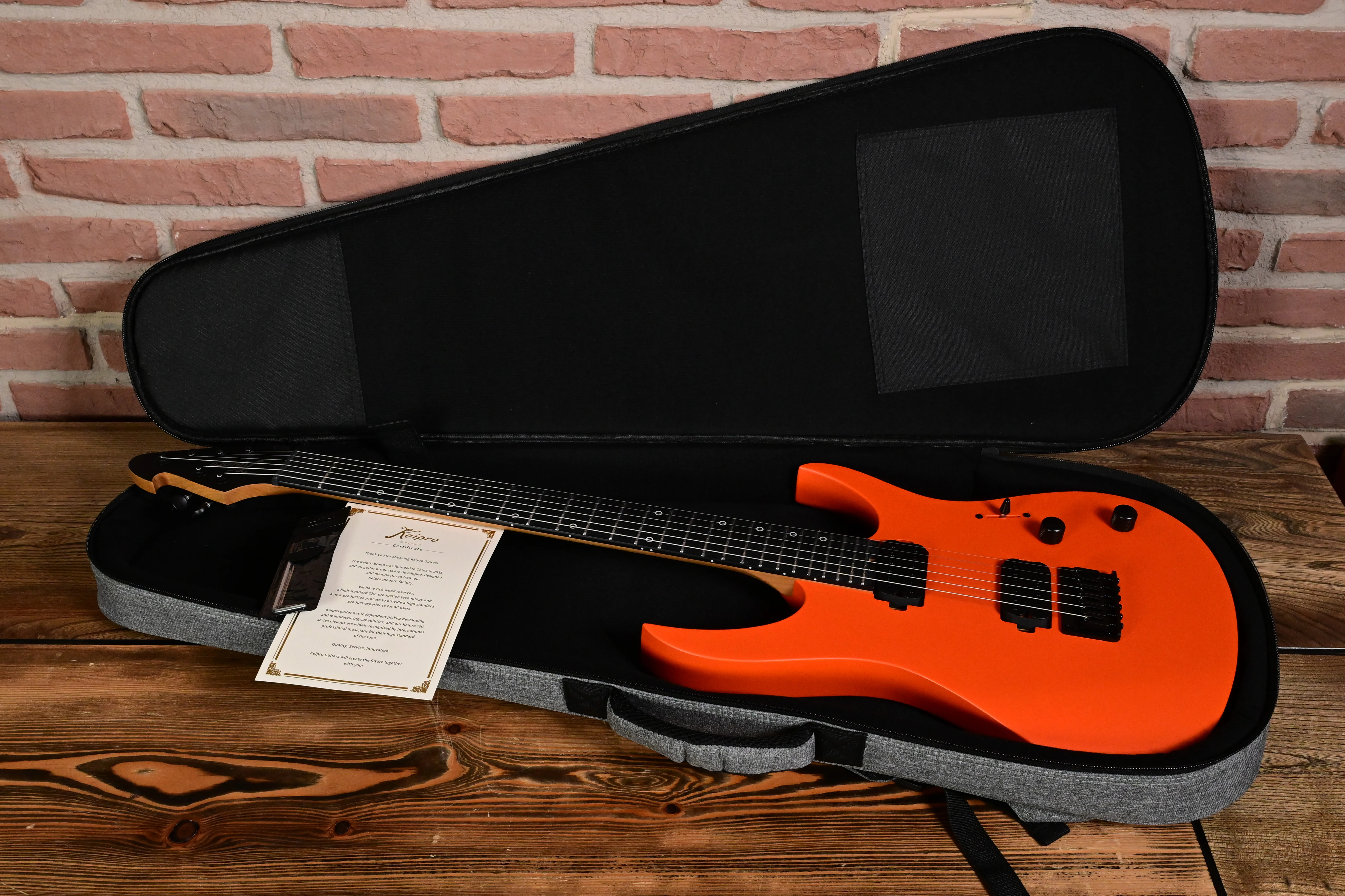 E-Gitarre, Orange, E-Gitarrenkoffer, Schwarze Hardware, Doppel-Humbucker