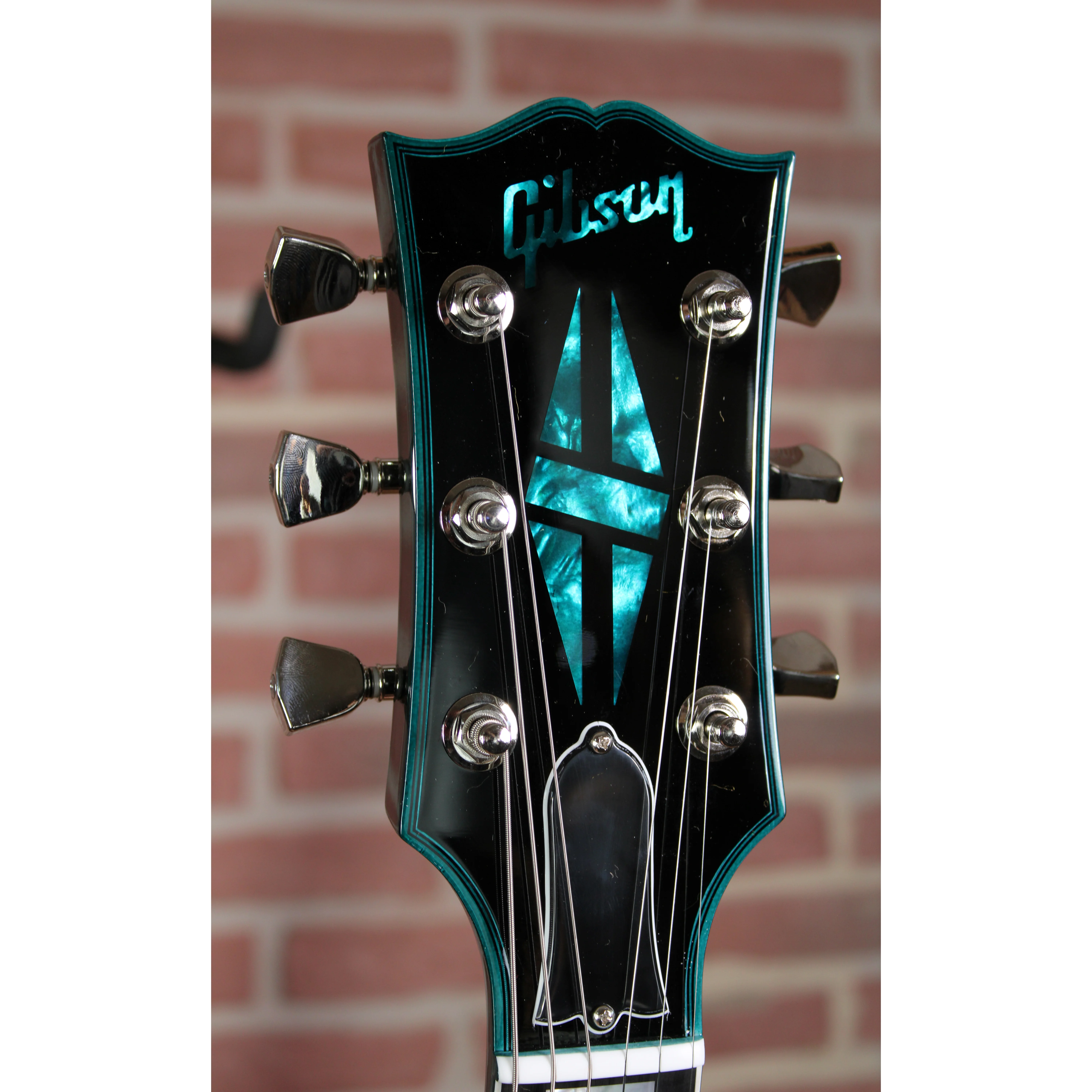 Gibson Les Paul Custom Axcess Peacock Widow Kopfplatte in frontaler Ansicht
