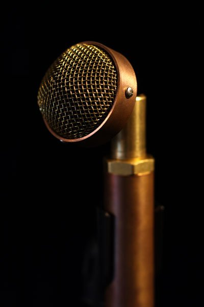 EAR Trumpet Labs Chantelle im Studioeinsatz mit akustischer Gitarre und Gesang