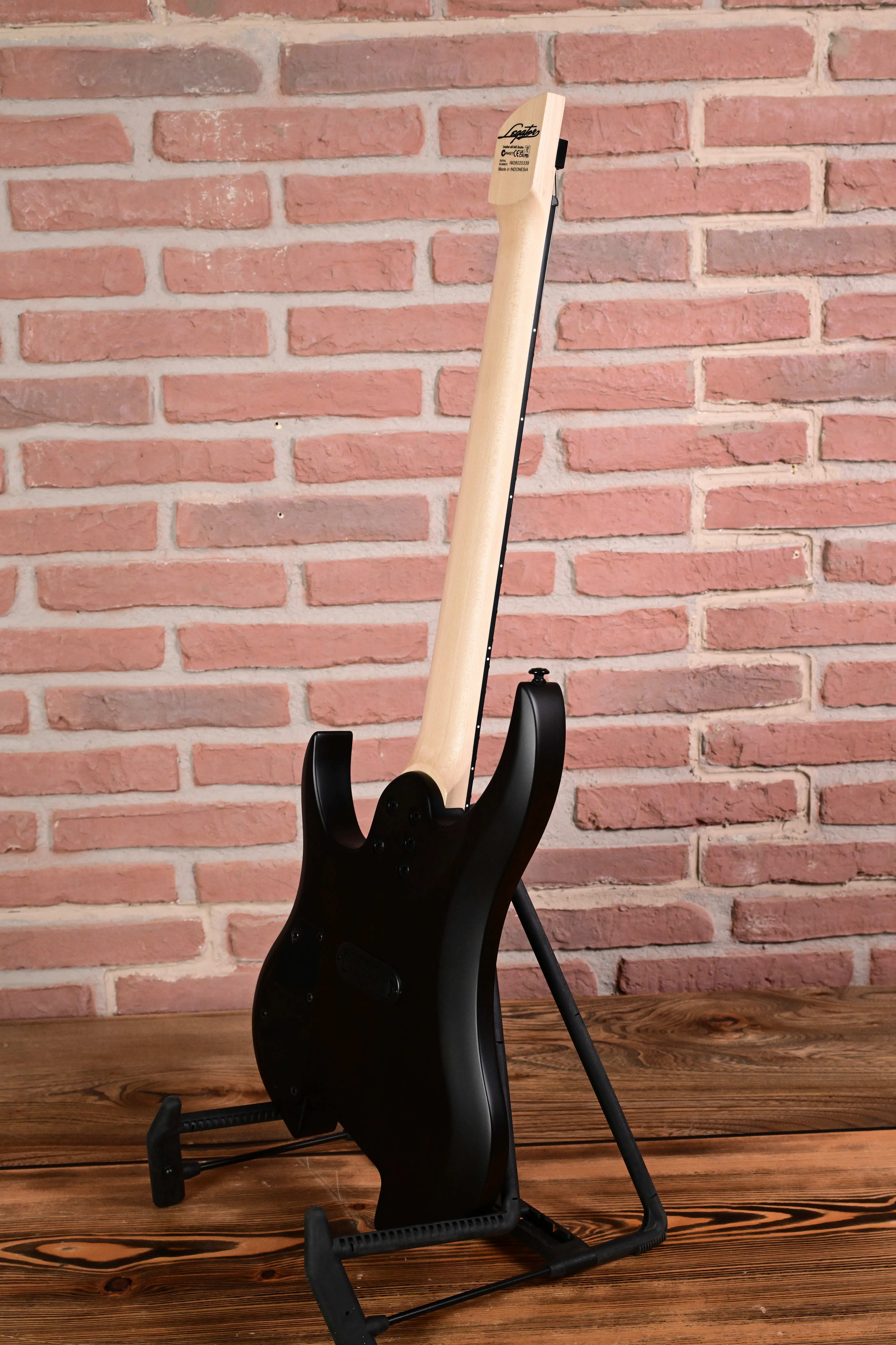 E-Gitarre, schwarzer Korpus, heller Ahornhals, Massivholzkorpus