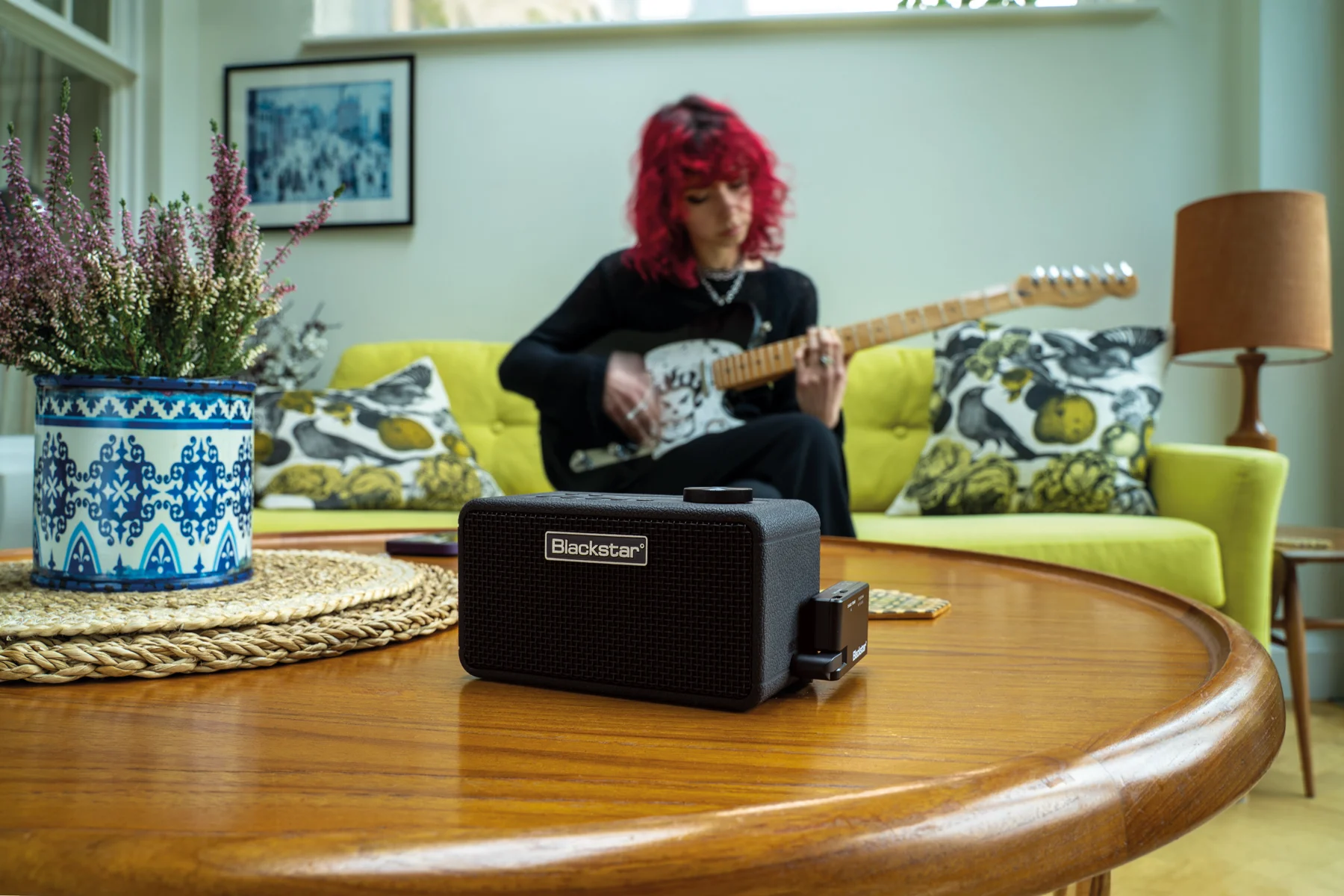 Gitarrist übt zu Hause mit dem Blackstar BEAM Mini