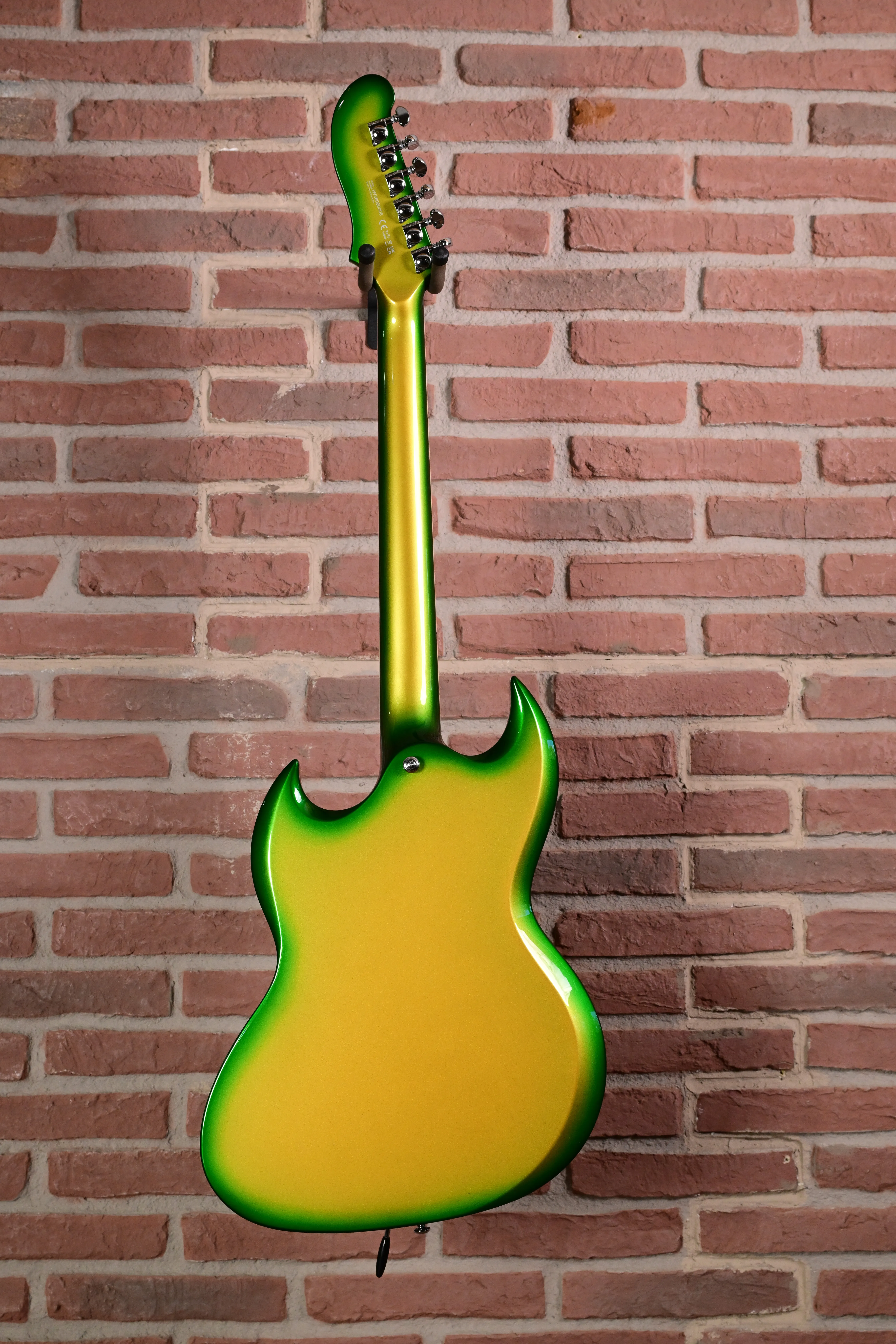 E-Gitarre, gelb-grüner Farbverlauf, Solidbody, spitze Korpusform, verchromte Mechaniken